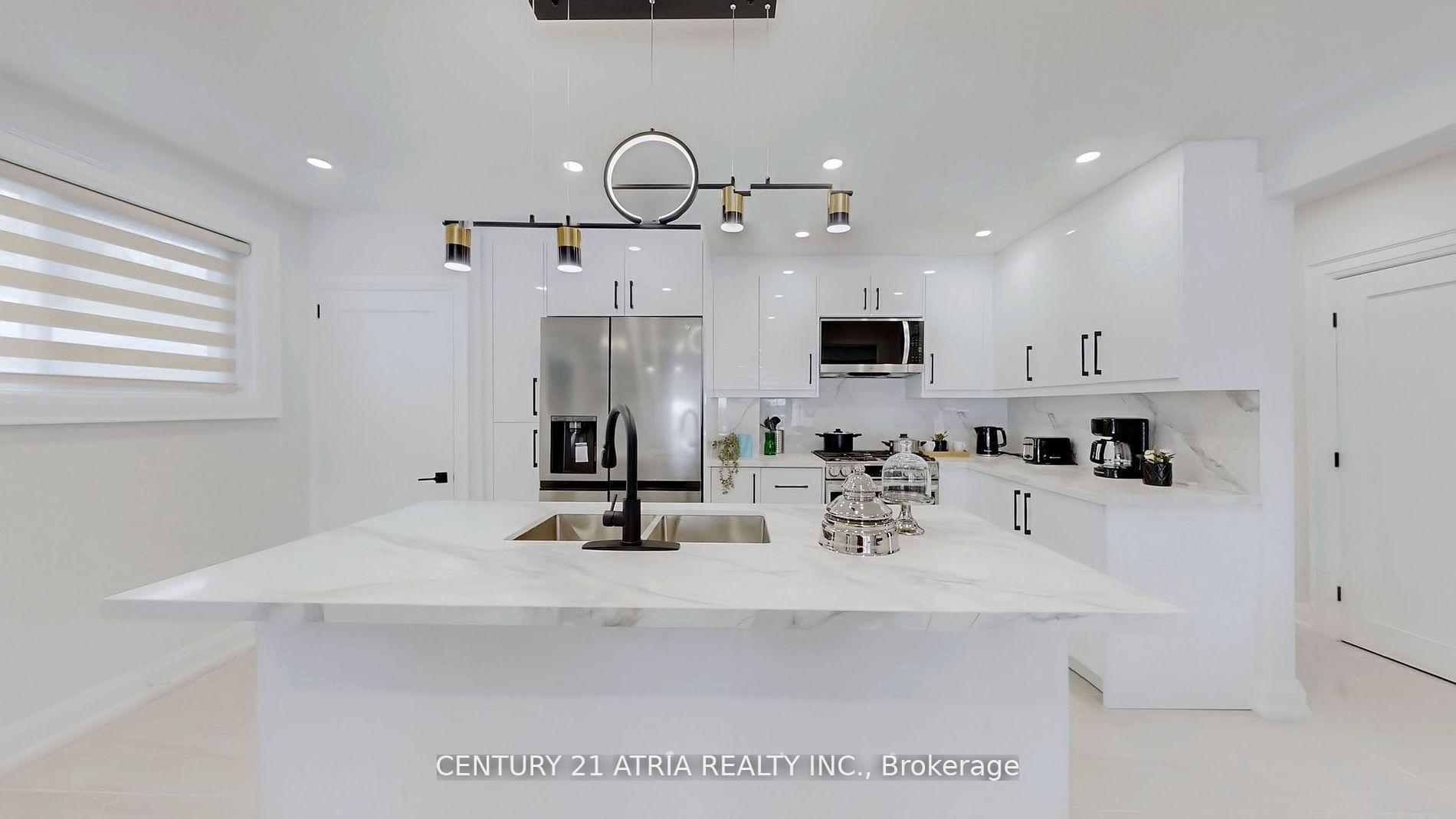 Photo 9 of Unit A&B, 24 Collins Crescent, Aurora, Aurora Heights — HOMEH