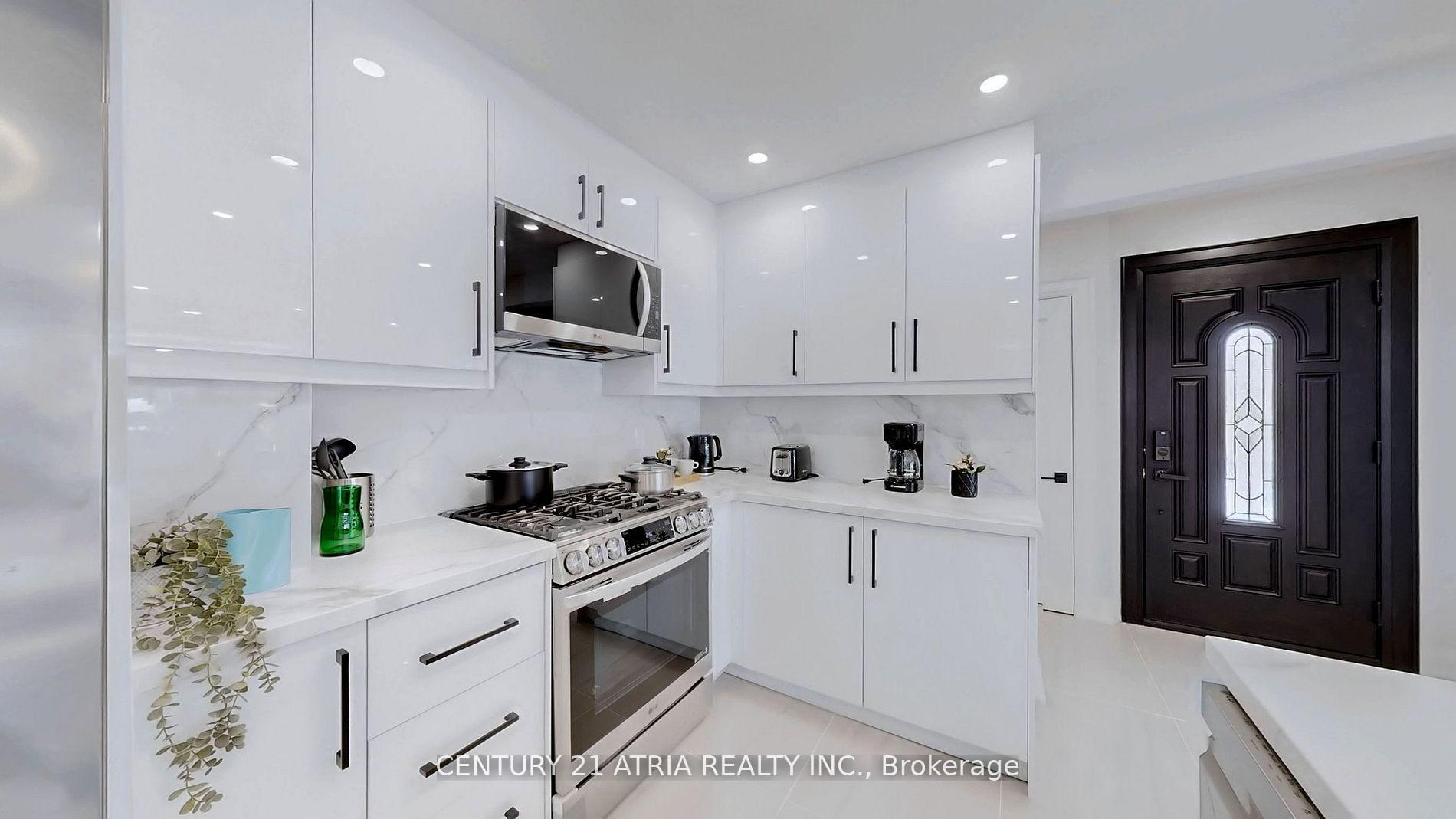 Photo 26 of Unit A&B, 24 Collins Crescent, Aurora, Aurora Heights — HOMEH