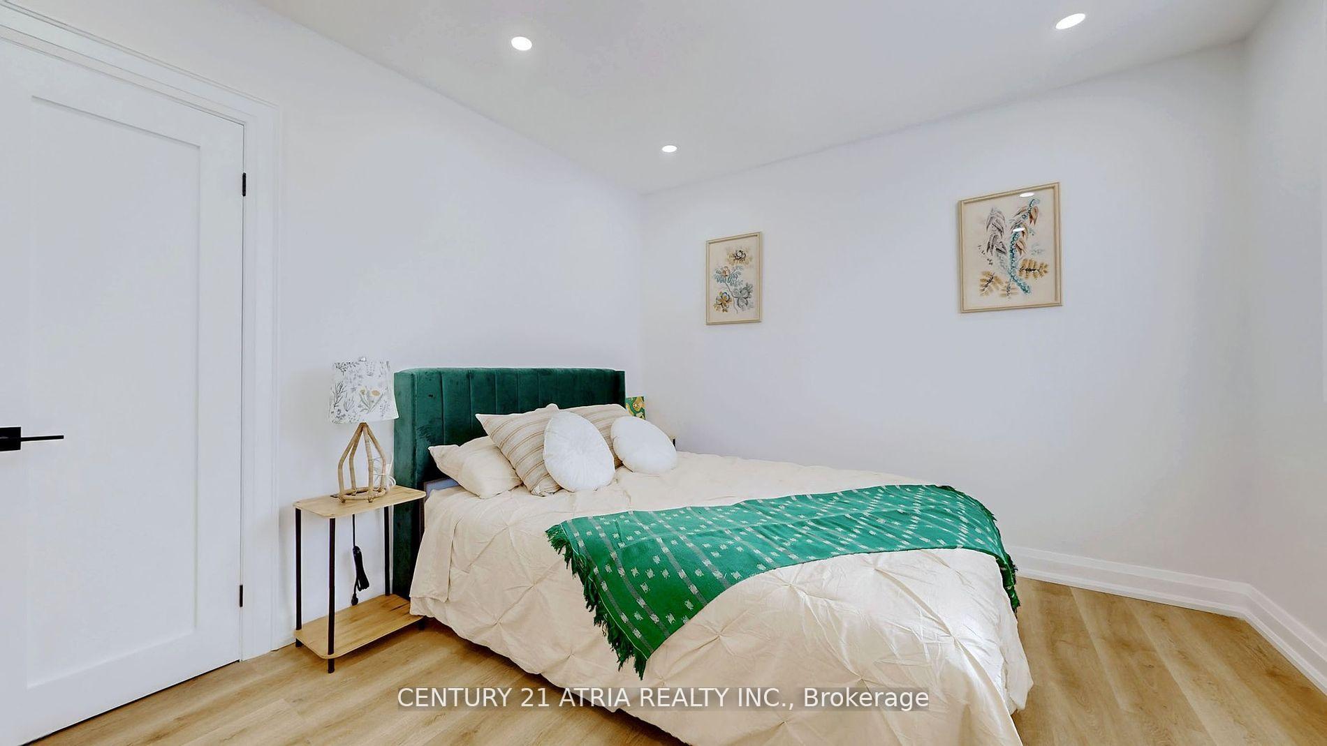 Photo 11 of Unit A&B, 24 Collins Crescent, Aurora, Aurora Heights — HOMEH