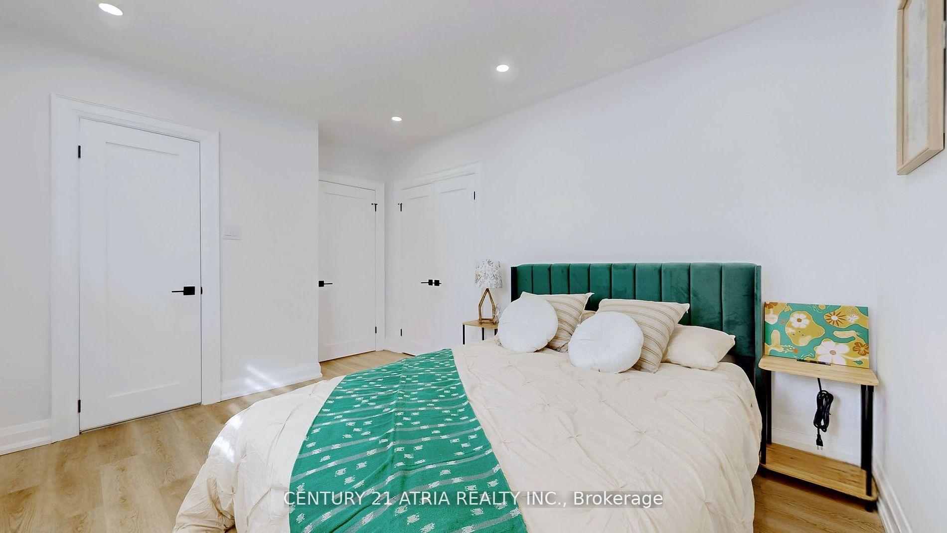 Photo 24 of Unit A&B, 24 Collins Crescent, Aurora, Aurora Heights — HOMEH