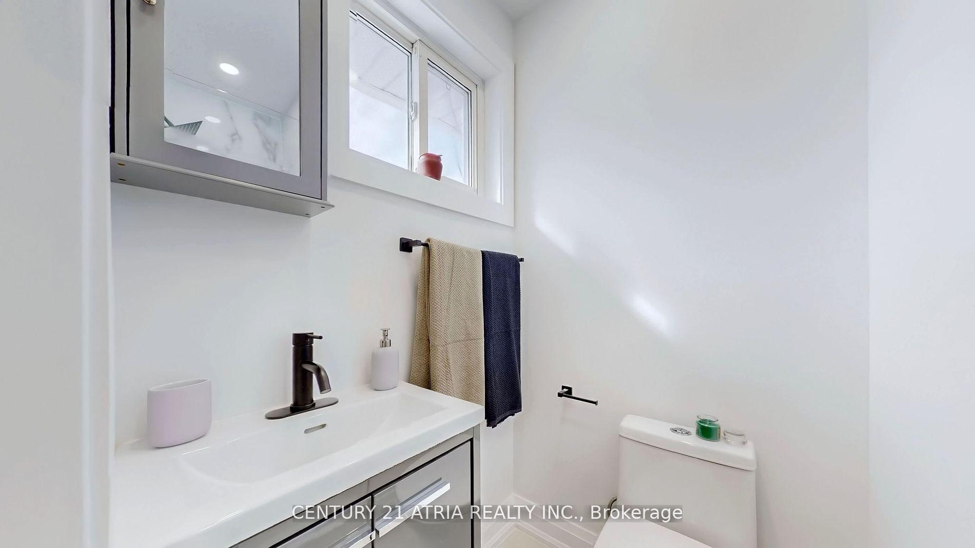 Photo 4 of Unit A&B, 24 Collins Crescent, Aurora, Aurora Heights — HOMEH
