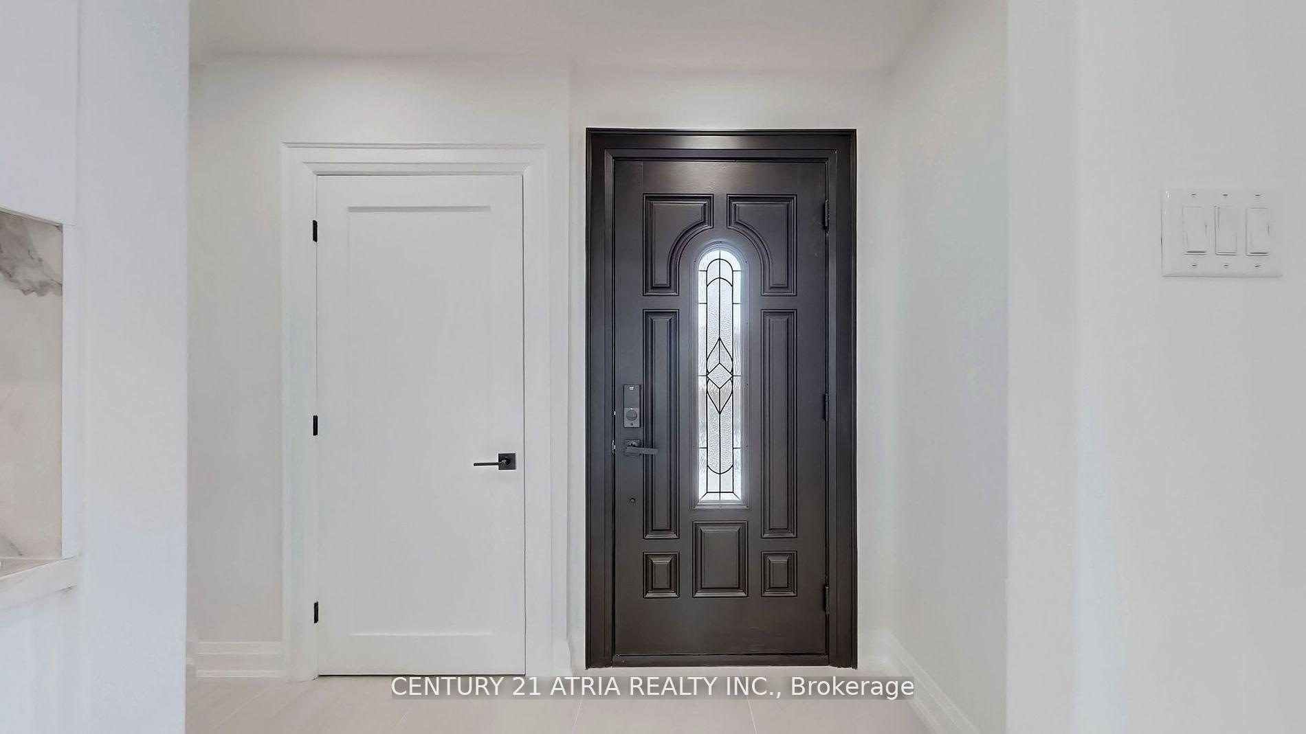 Photo 8 of Unit A&B, 24 Collins Crescent, Aurora, Aurora Heights — HOMEH