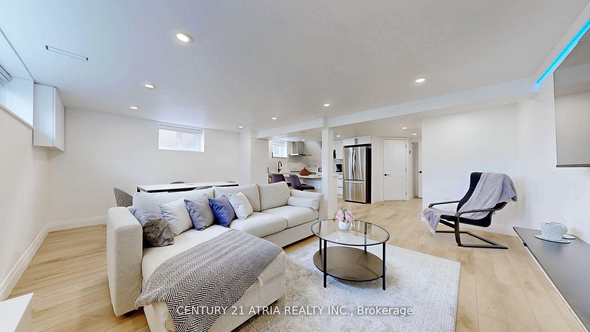 Photo 14 of Unit A&B, 24 Collins Crescent, Aurora, Aurora Heights — HOMEH