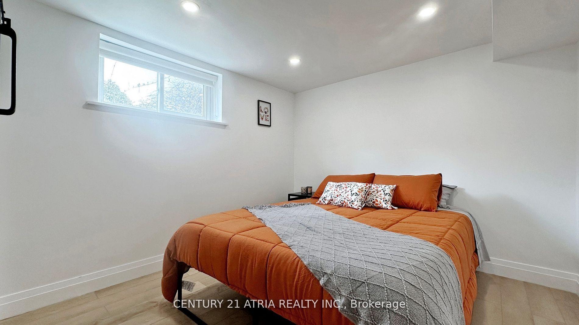 Photo 13 of Unit A&B, 24 Collins Crescent, Aurora, Aurora Heights — HOMEH