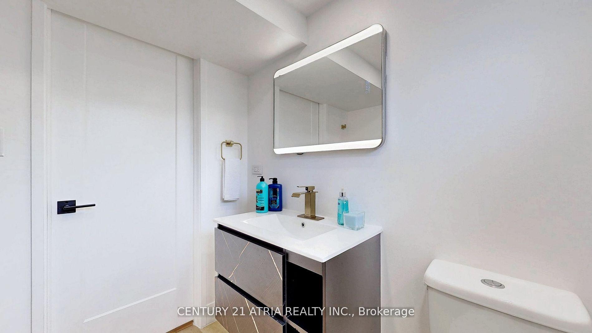 Photo 22 of Unit A&B, 24 Collins Crescent, Aurora, Aurora Heights — HOMEH
