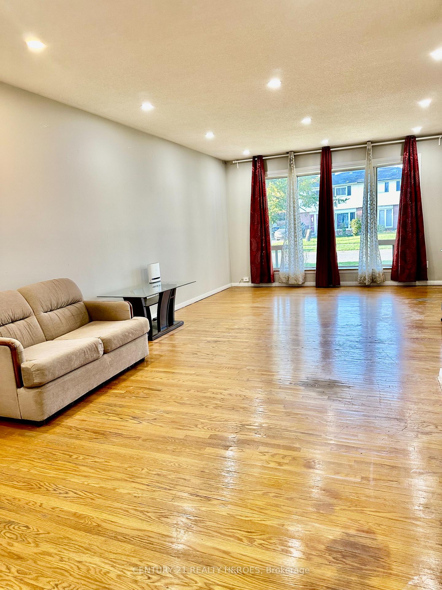 Photo 9 of 11 Earnscliffe Circle, Brampton, Southgate — HOMEH