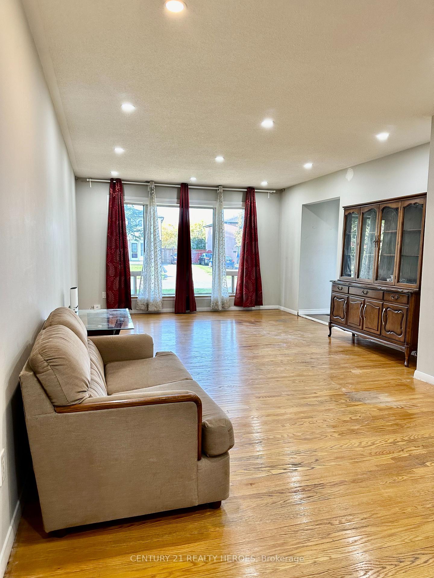 Photo 3 of 11 Earnscliffe Circle, Brampton, Southgate — HOMEH