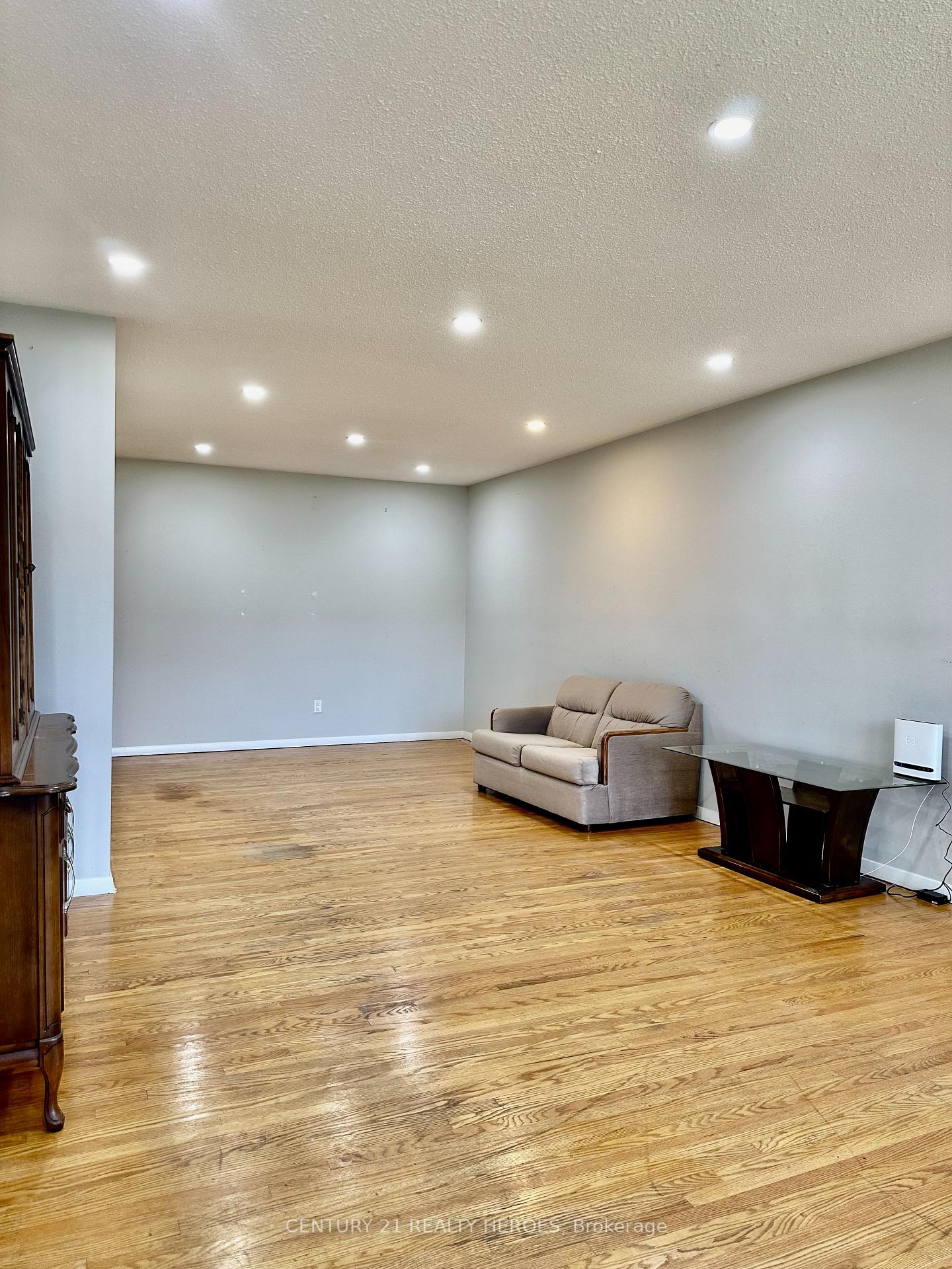 Photo 14 of 11 Earnscliffe Circle, Brampton, Southgate — HOMEH