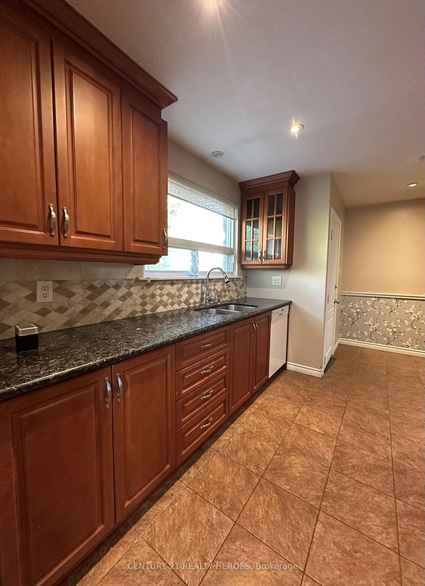 Photo 15 of 11 Earnscliffe Circle, Brampton, Southgate — HOMEH