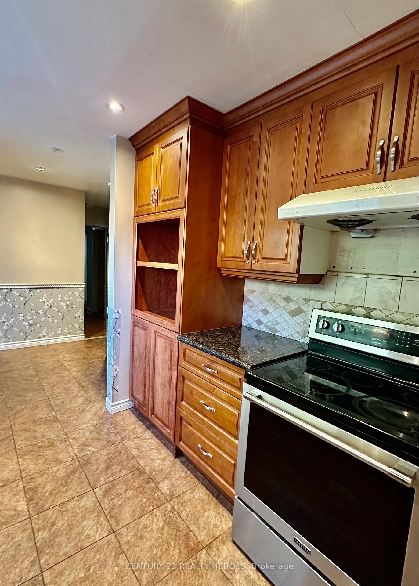 Photo 13 of 11 Earnscliffe Circle, Brampton, Southgate — HOMEH