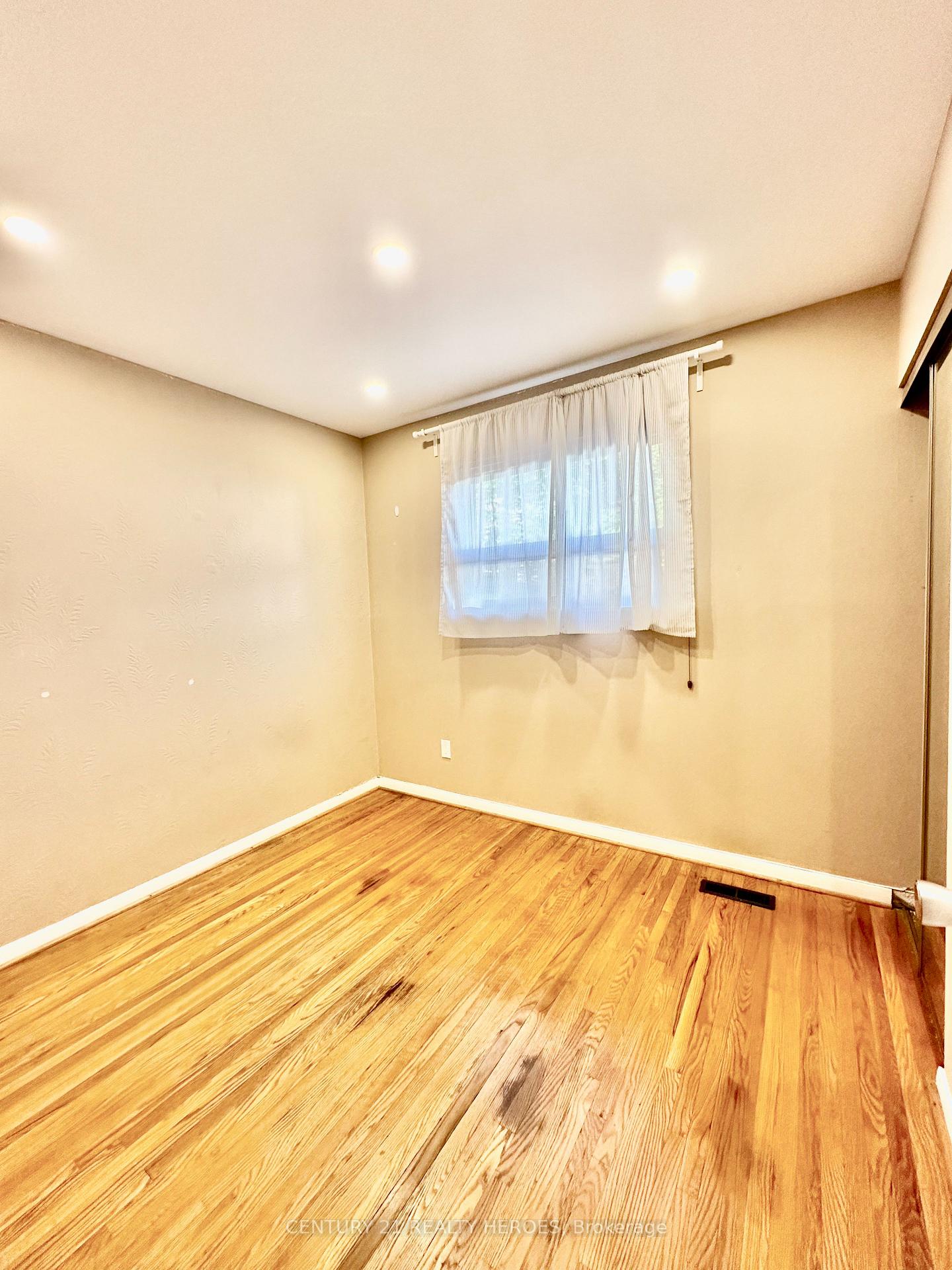 Photo 4 of 11 Earnscliffe Circle, Brampton, Southgate — HOMEH