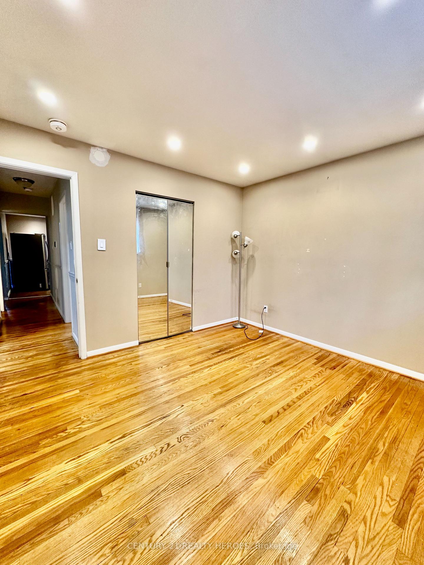 Photo 12 of 11 Earnscliffe Circle, Brampton, Southgate — HOMEH
