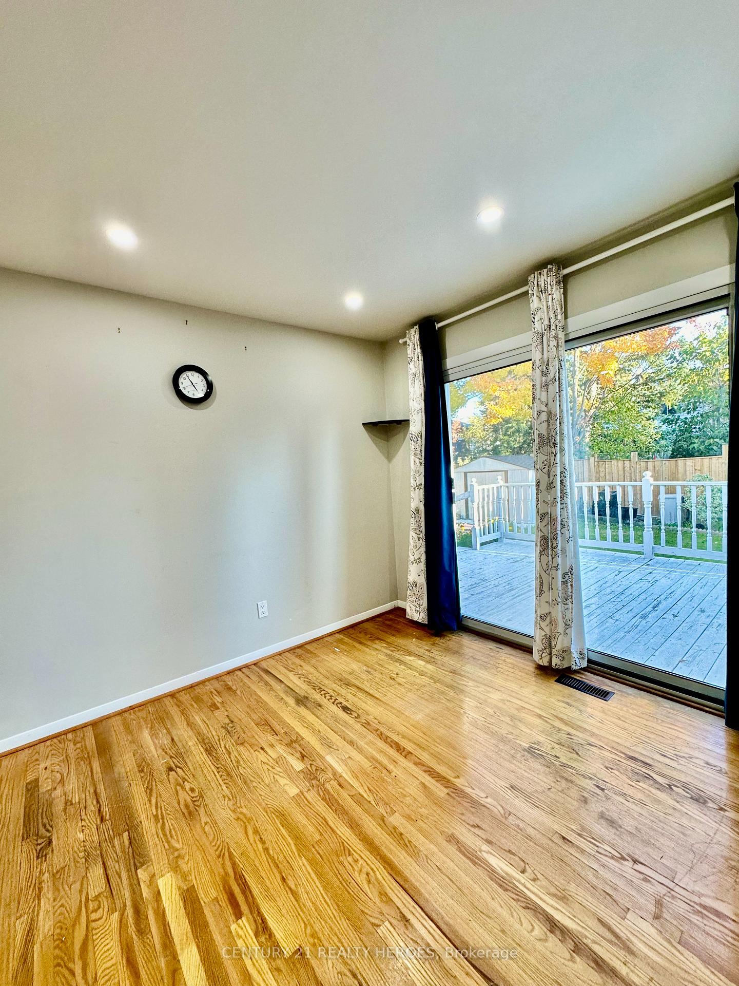 Photo 8 of 11 Earnscliffe Circle, Brampton, Southgate — HOMEH