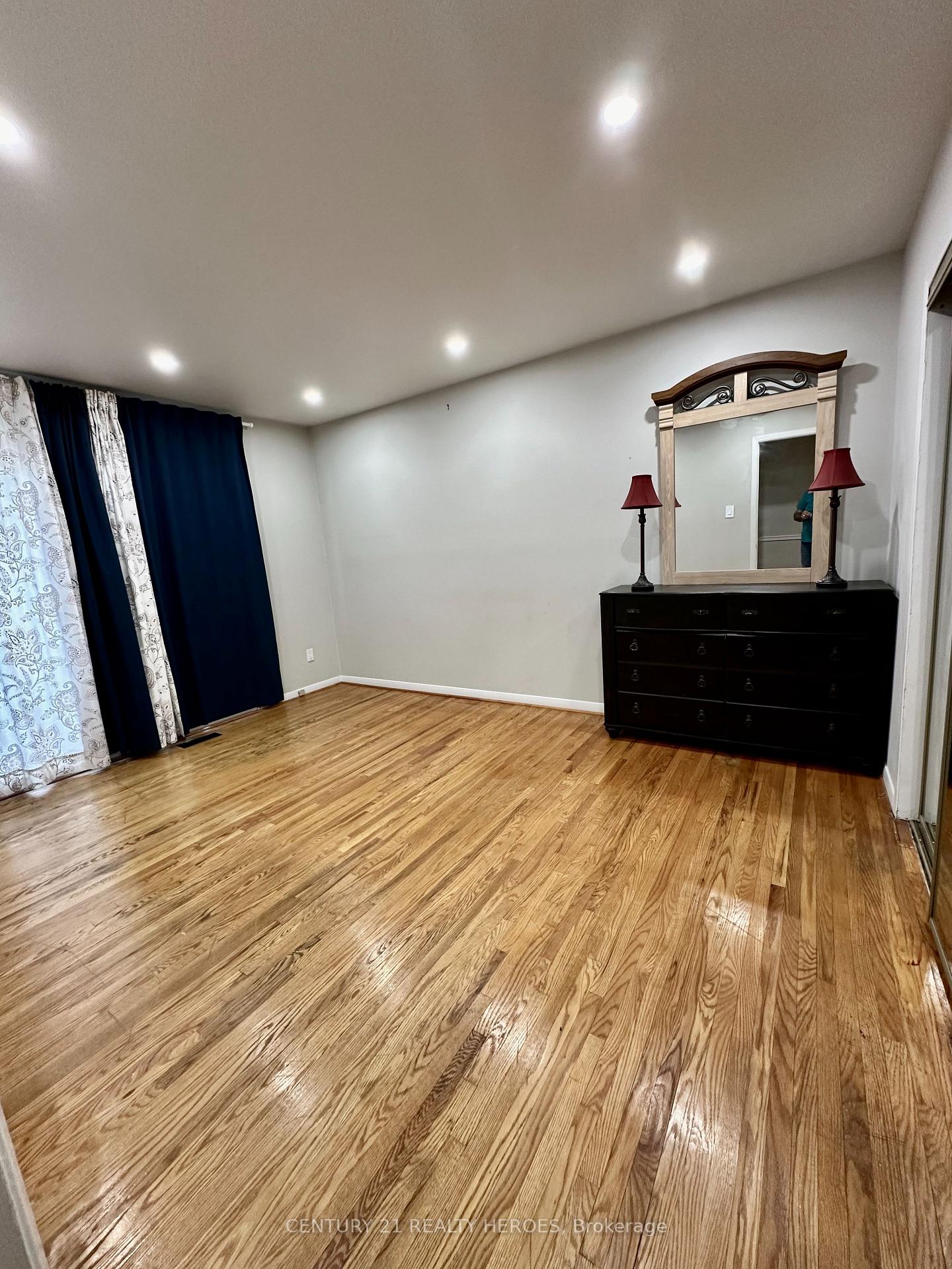Photo 10 of 11 Earnscliffe Circle, Brampton, Southgate — HOMEH