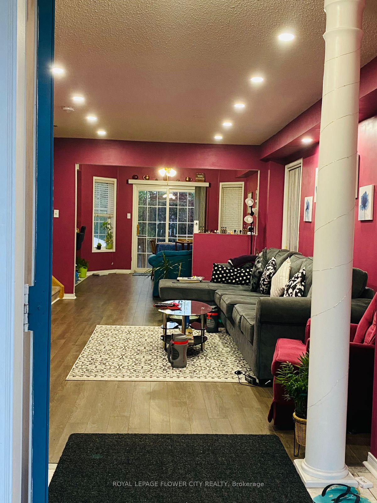 Photo 9 of 72 Oakmeadow Drive, Brampton, Fletcher's Meadow — HOMEH