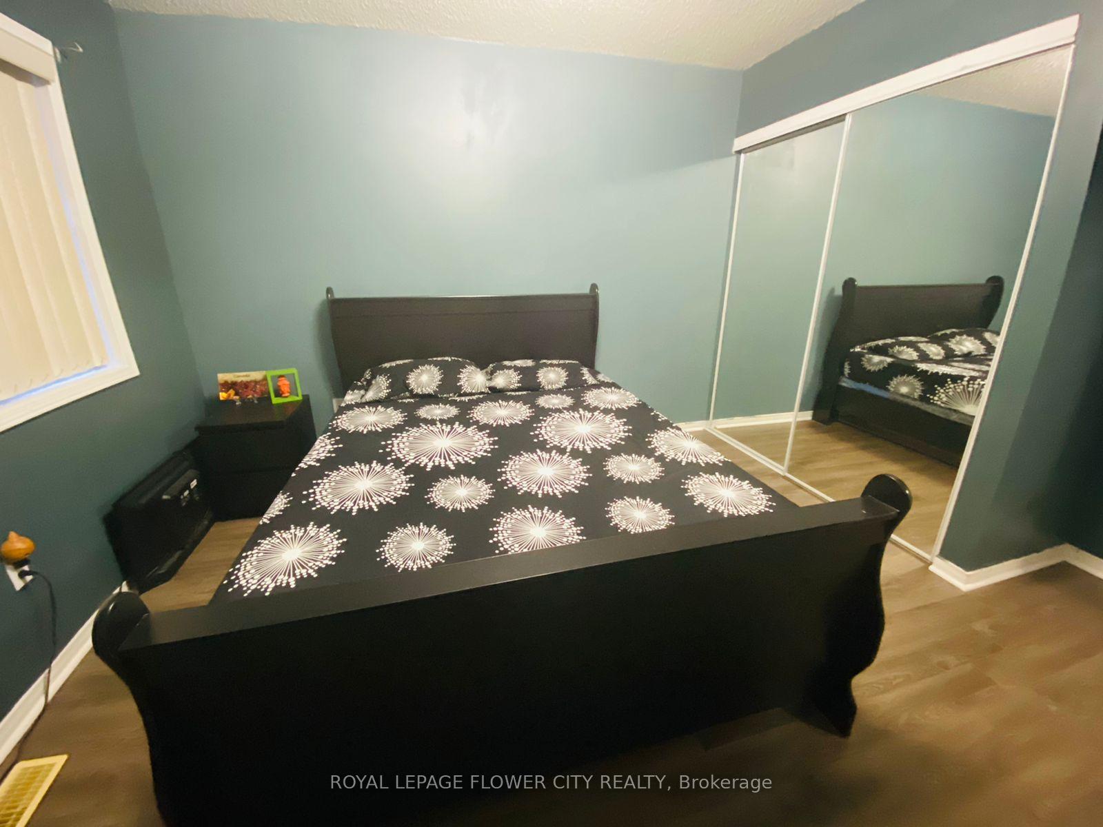 Photo 10 of 72 Oakmeadow Drive, Brampton, Fletcher's Meadow — HOMEH