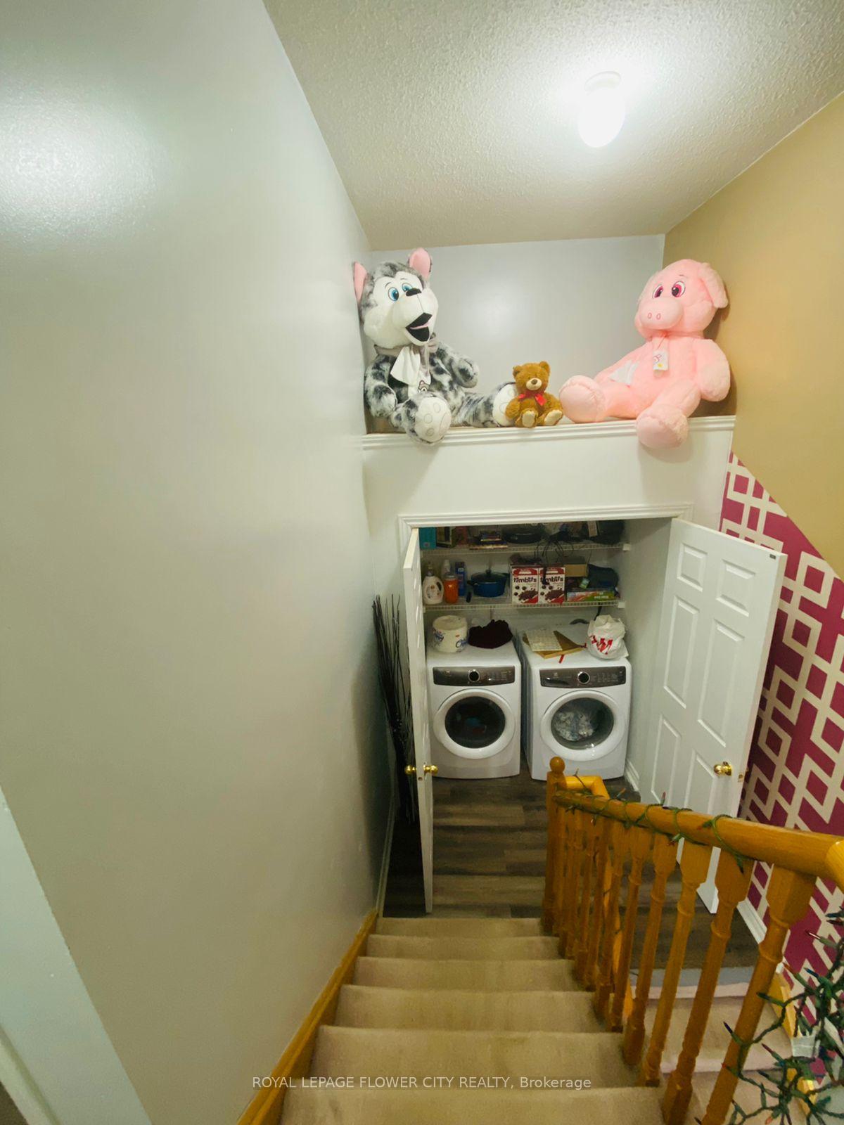 Photo 12 of 72 Oakmeadow Drive, Brampton, Fletcher's Meadow — HOMEH