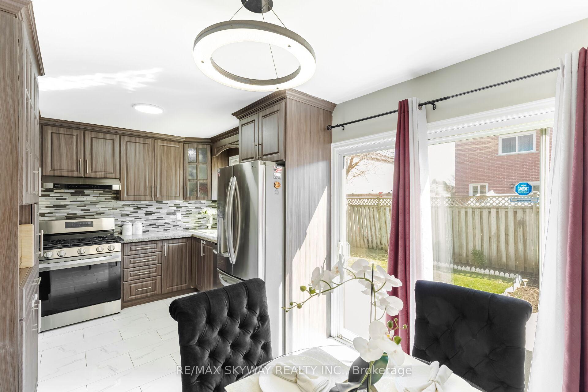Photo 9 of 104 Sandmere Avenue, Brampton, Heart Lake West — HOMEH