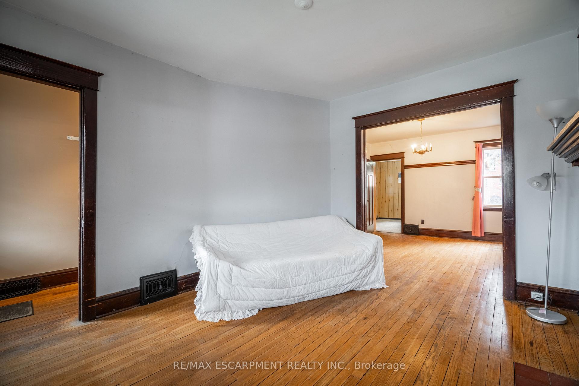 Photo 3 of 191 Rothsay Avenue, Hamilton, Delta — HOMEH