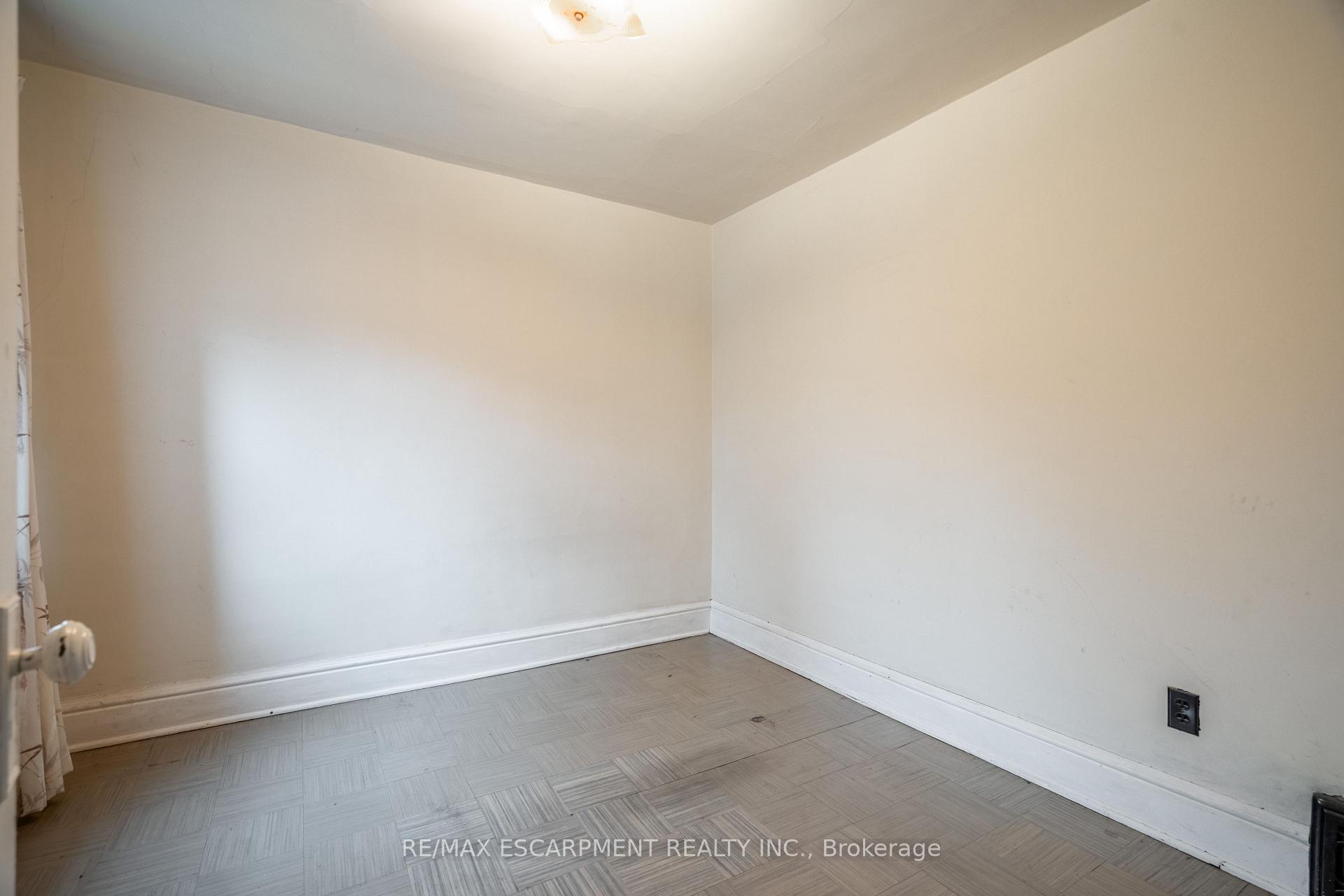 Photo 14 of 191 Rothsay Avenue, Hamilton, Delta — HOMEH