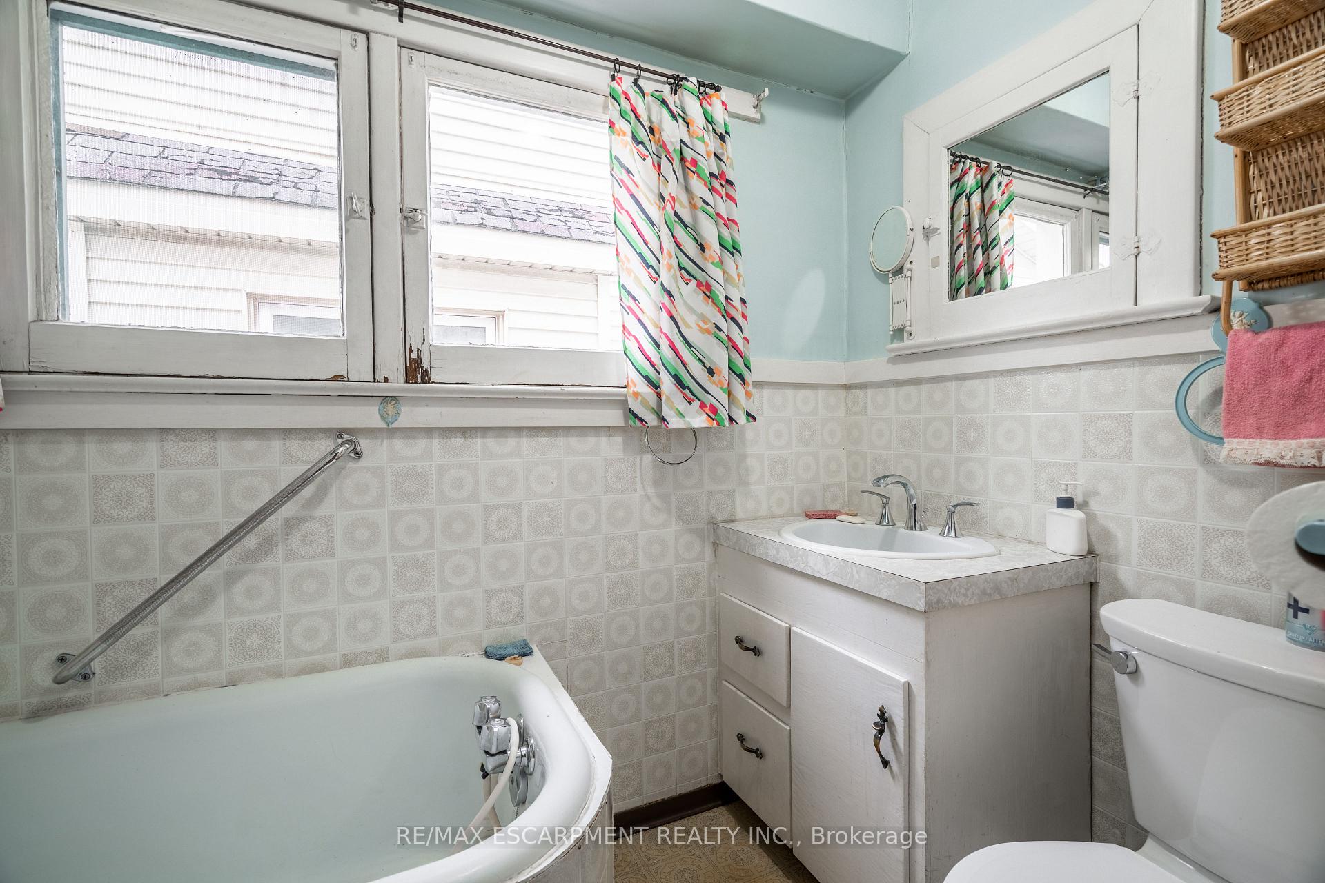 Photo 25 of 191 Rothsay Avenue, Hamilton, Delta — HOMEH
