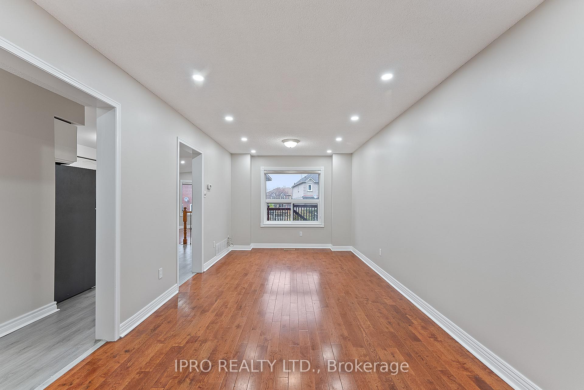 Photo 3 of 44 Bighorn Crescent, Brampton, Sandringham-Wellington — HOMEH