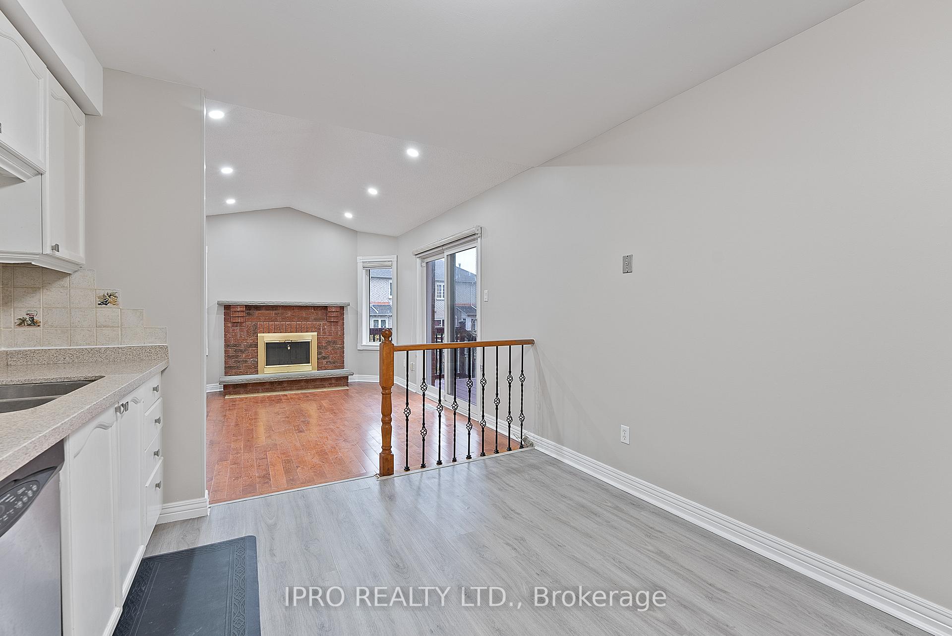 Photo 8 of 44 Bighorn Crescent, Brampton, Sandringham-Wellington — HOMEH