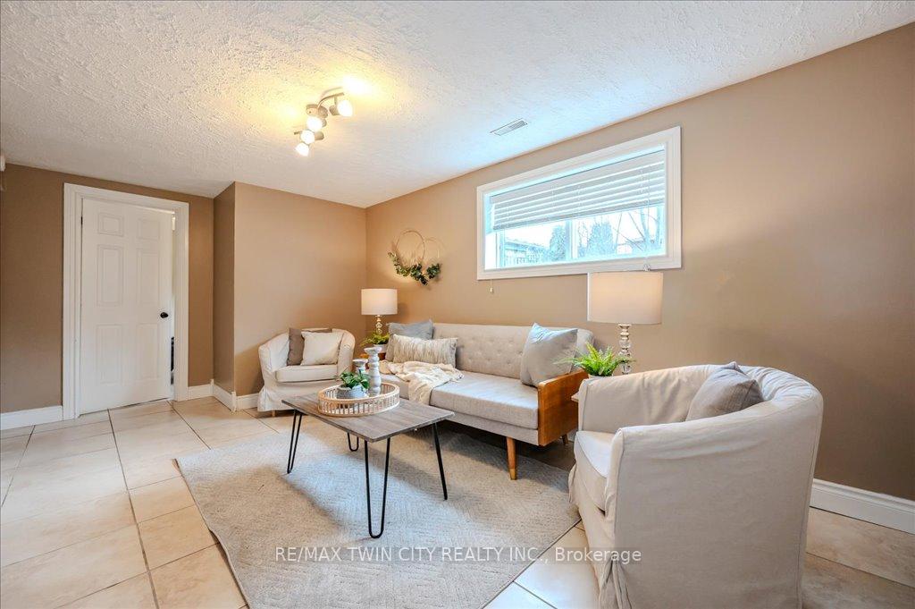 Photo 23 of 63 Markwood Drive, Kitchener — HOMEH