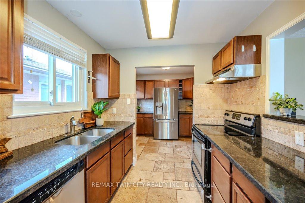 Photo 40 of 63 Markwood Drive, Kitchener — HOMEH