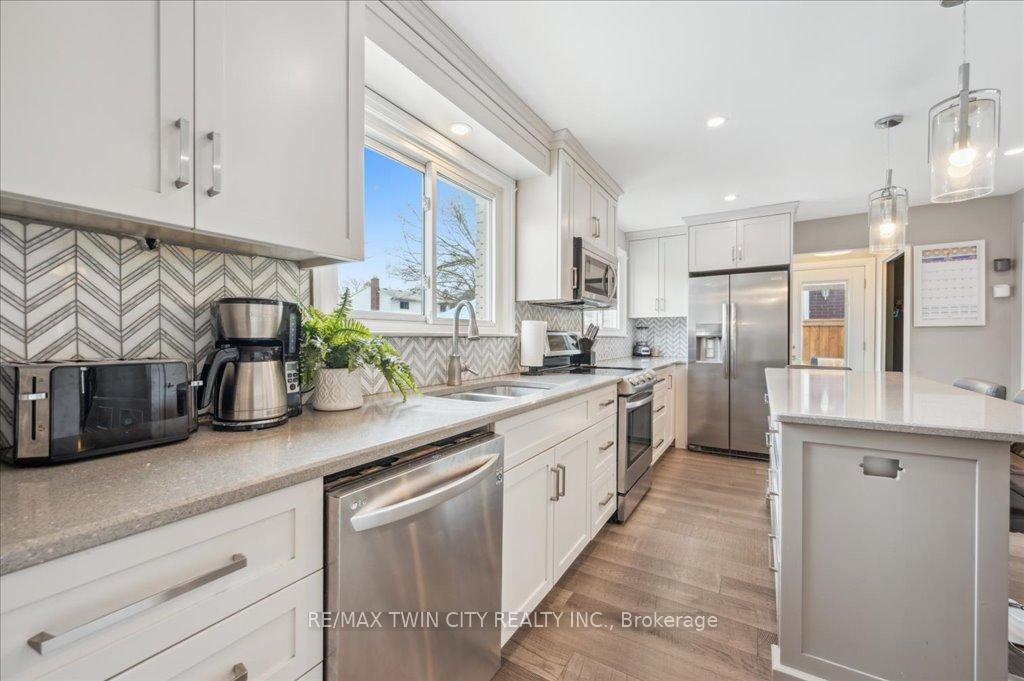 Photo 12 of 122 Forestwood Drive, Kitchener — HOMEH