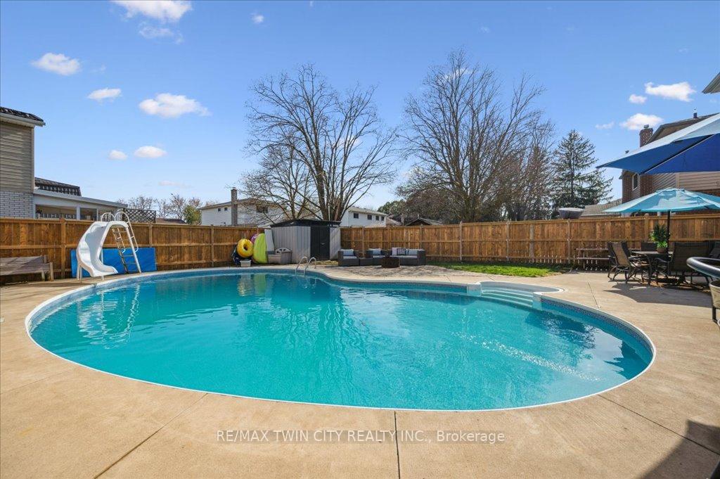 Photo 33 of 122 Forestwood Drive, Kitchener — HOMEH