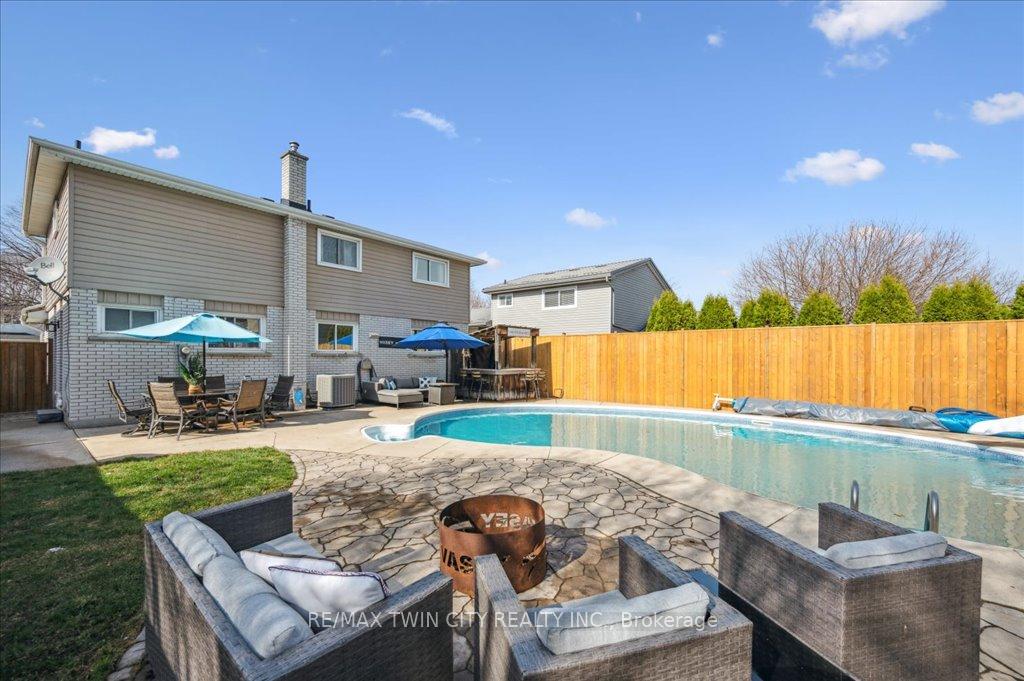 Photo 40 of 122 Forestwood Drive, Kitchener — HOMEH