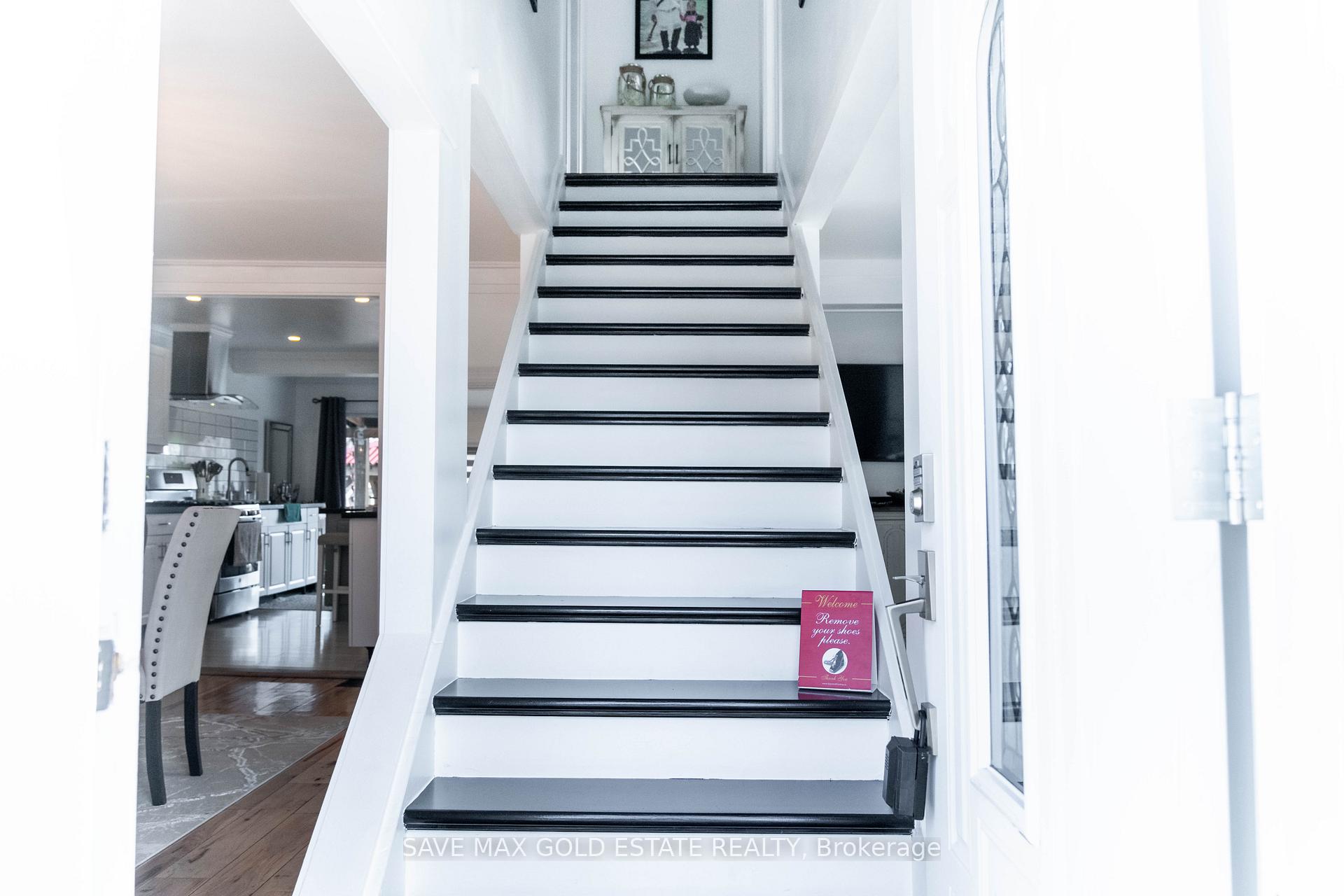 Photo 2 of 252 Walter Avenue N, Hamilton, Normanhurst — HOMEH