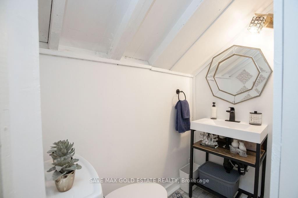 Photo 13 of 252 Walter Avenue N, Hamilton, Normanhurst — HOMEH