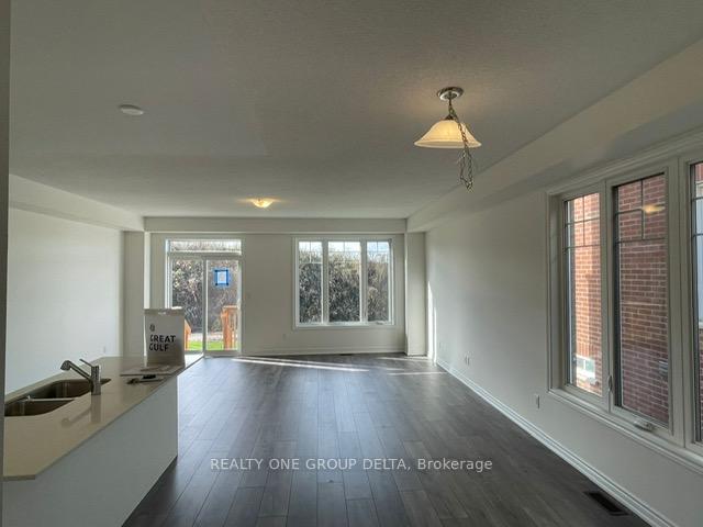 Photo 5 of 132 Greer Street, Barrie, Rural Barrie Southeast — HOMEH