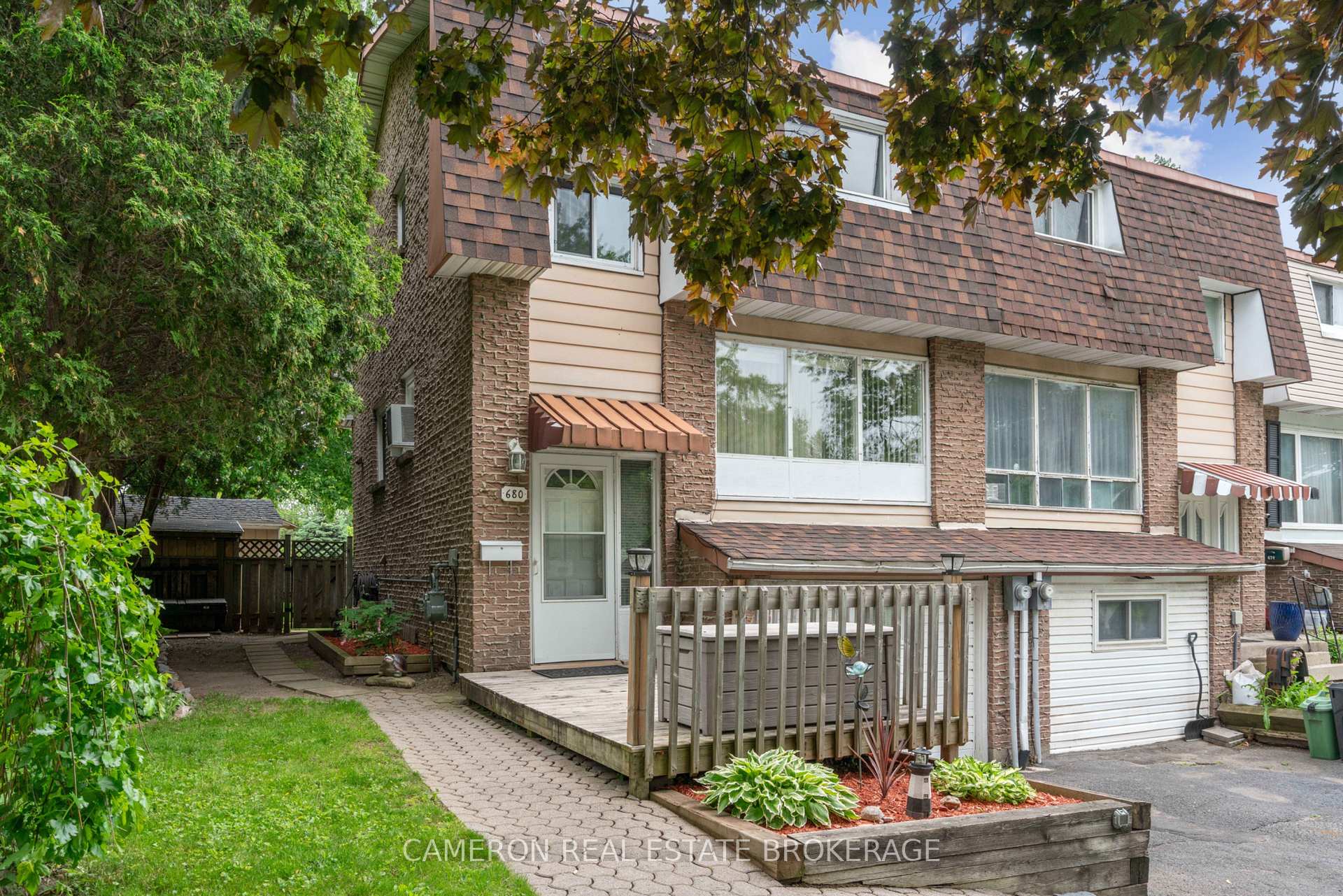 Photo 2 of 680 Glengarry Boulevard, Cornwall — HOMEH