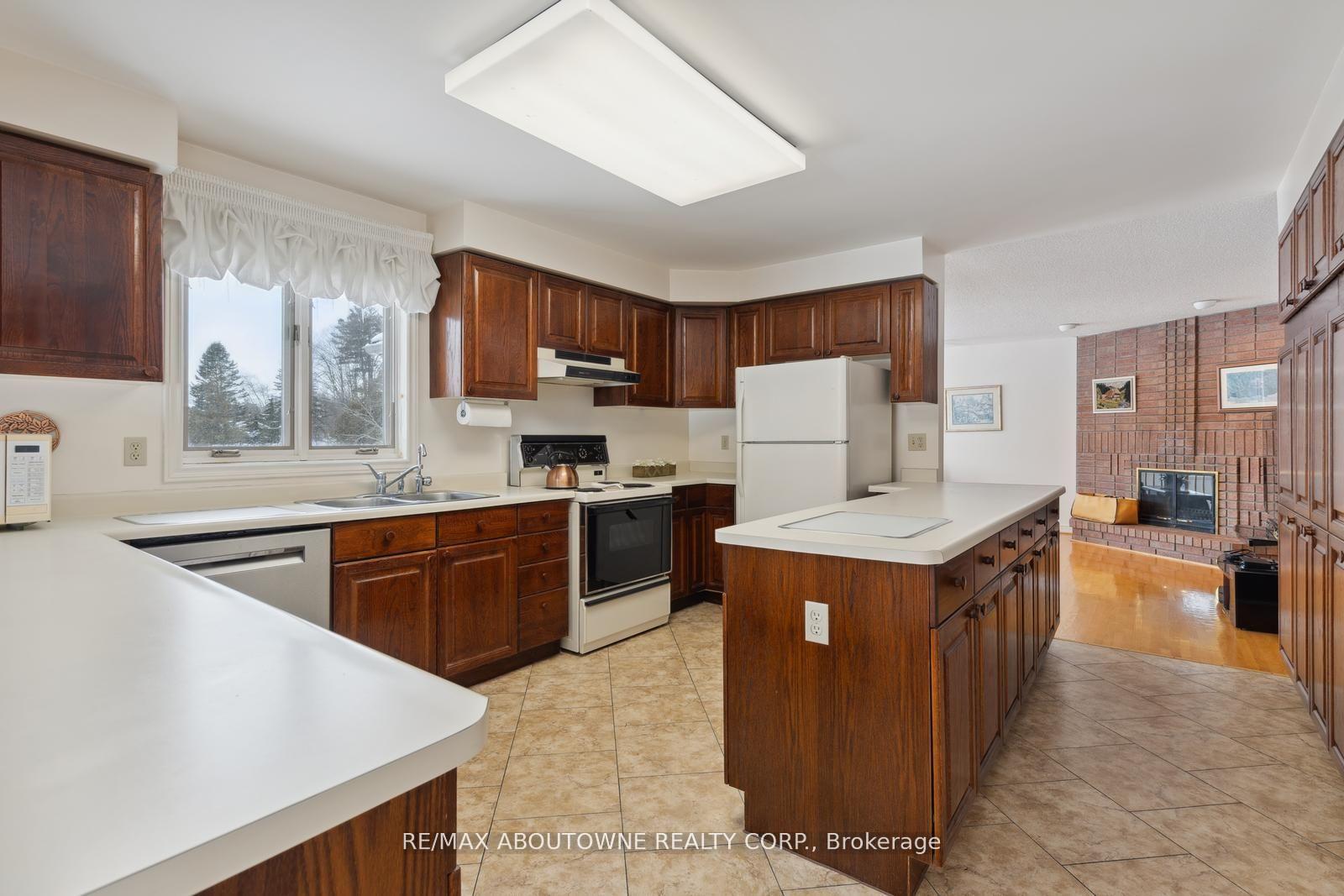 Photo 14 of 22 Matson Drive, Caledon, Palgrave — HOMEH