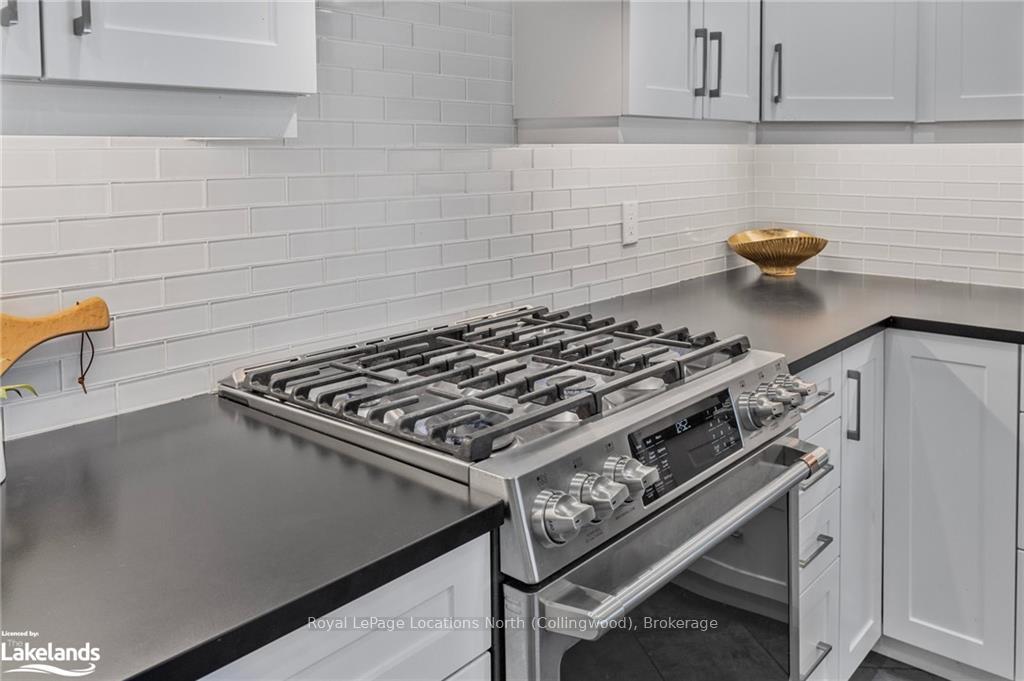 Photo 12 of 36 Nettleton Court, Collingwood — HOMEH