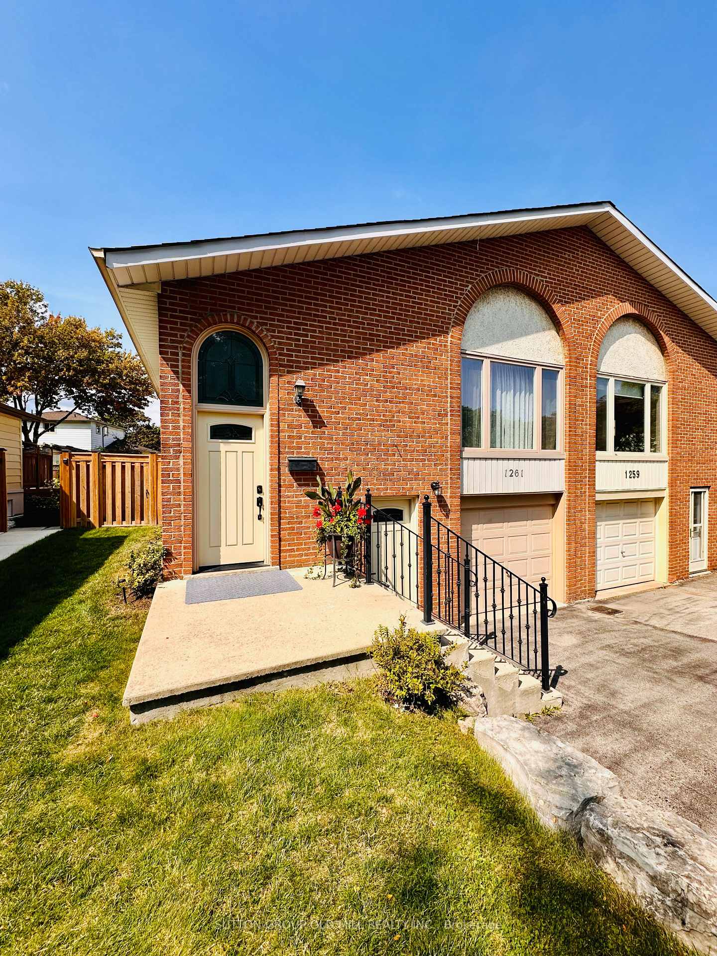 Photo 2 of 1261 Consort Crescent, Burlington, Palmer — HOMEH