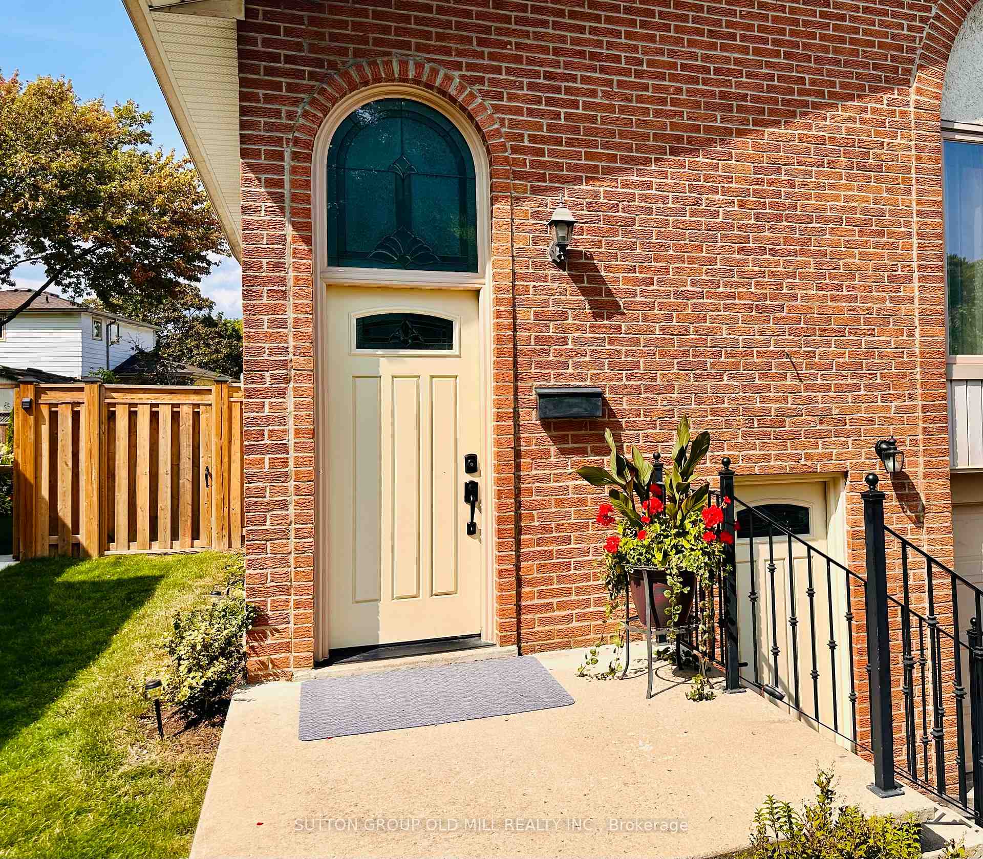 Photo 3 of 1261 Consort Crescent, Burlington, Palmer — HOMEH