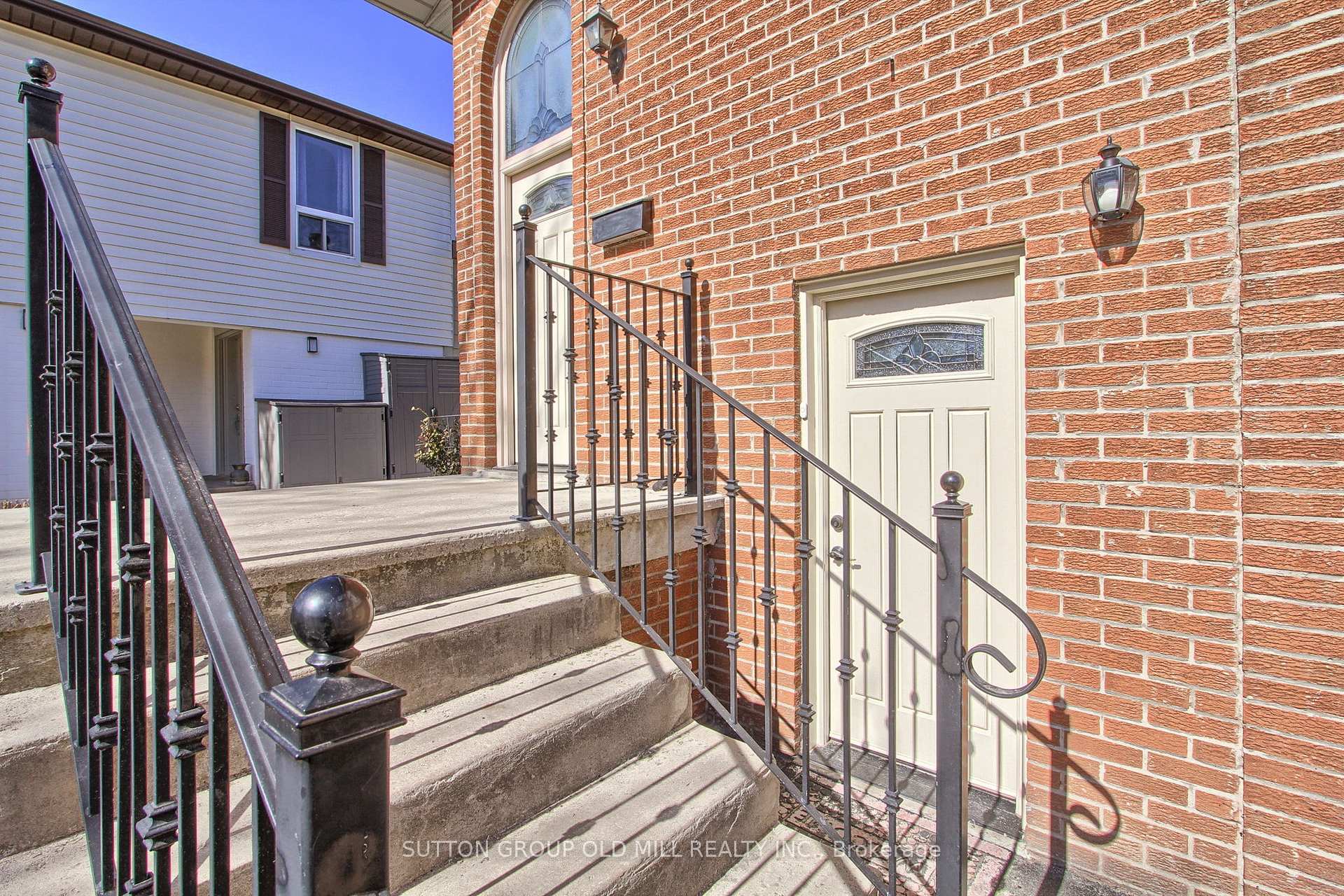Photo 4 of 1261 Consort Crescent, Burlington, Palmer — HOMEH