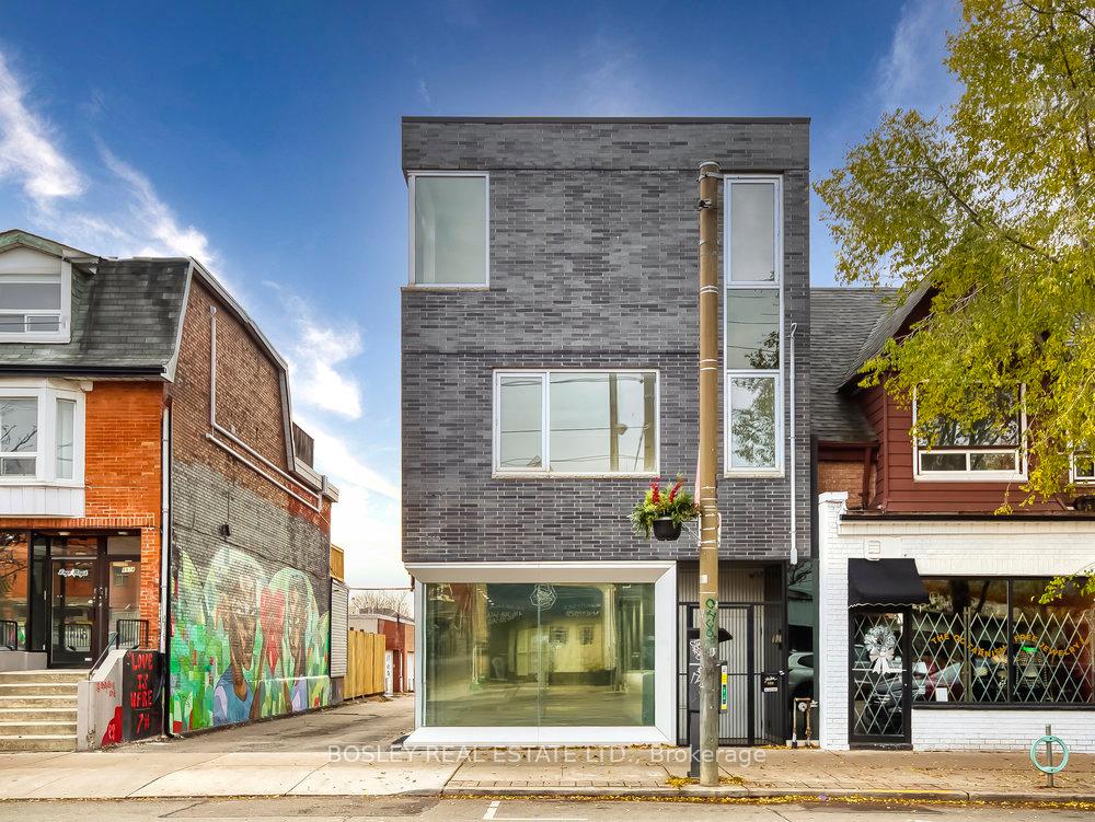 Front of 899 Dundas Street W