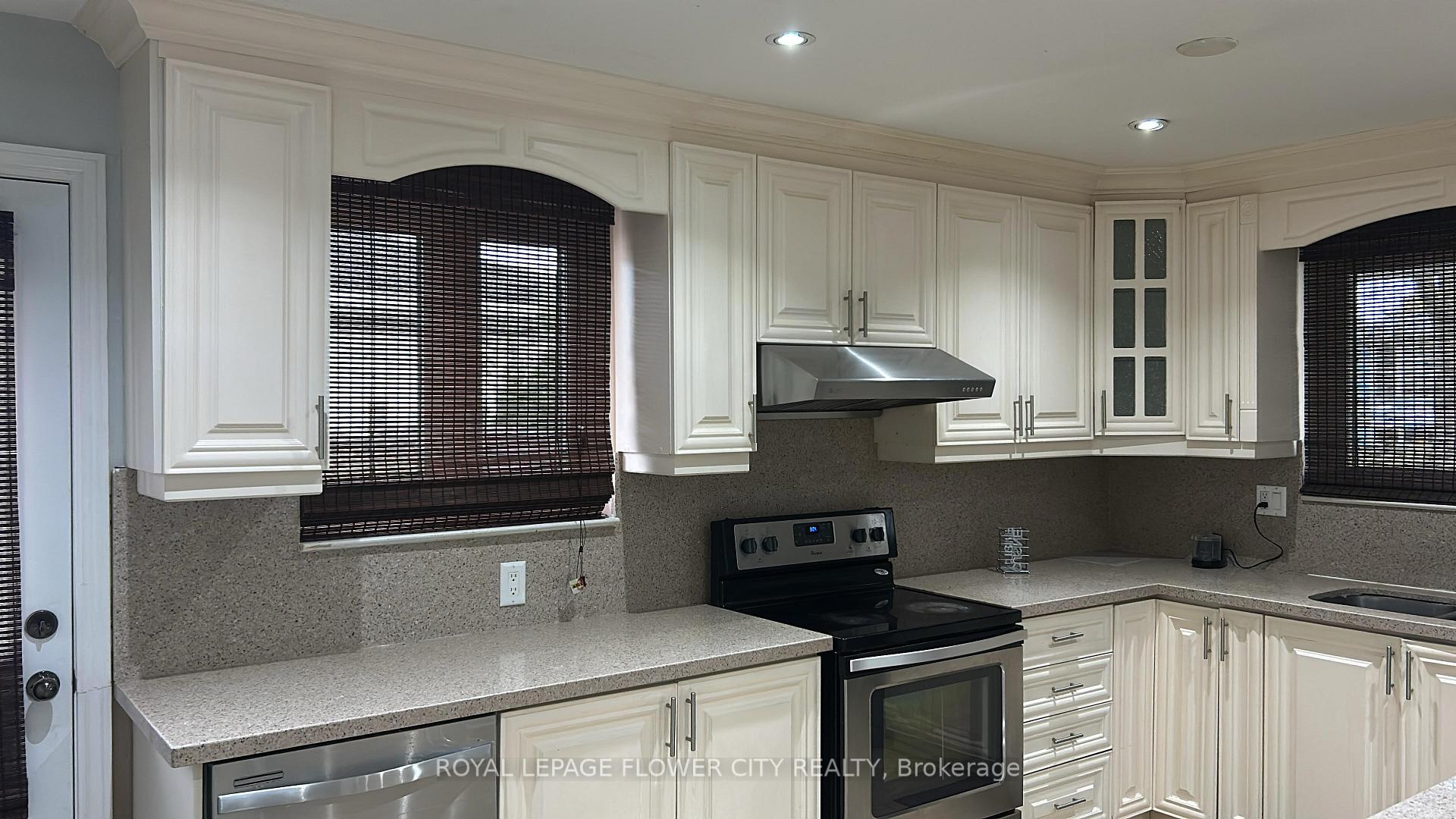 Photo 2 of 12 Melville Crescent, Brampton, Brampton East — HOMEH