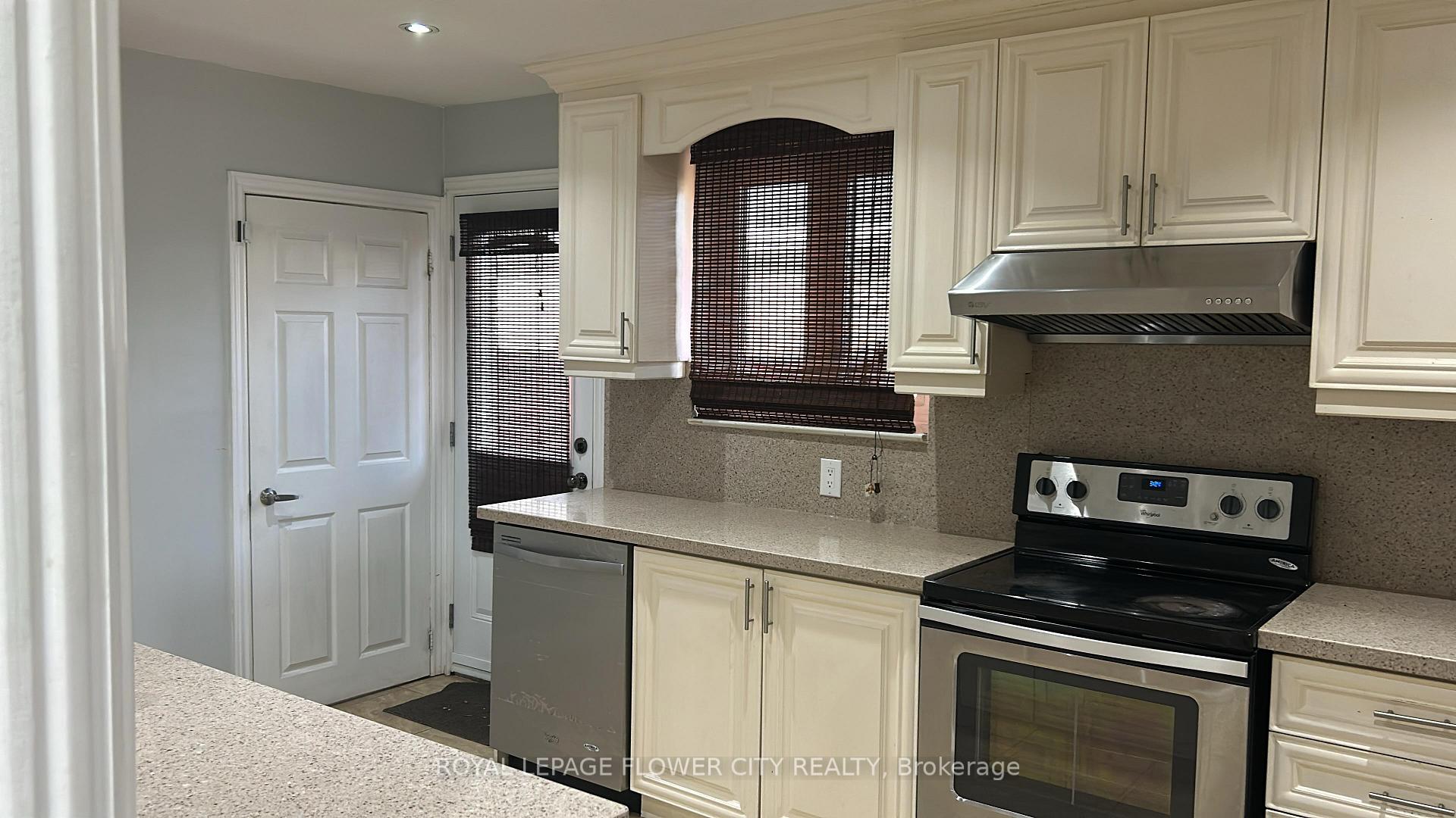 Photo 3 of 12 Melville Crescent, Brampton, Brampton East — HOMEH