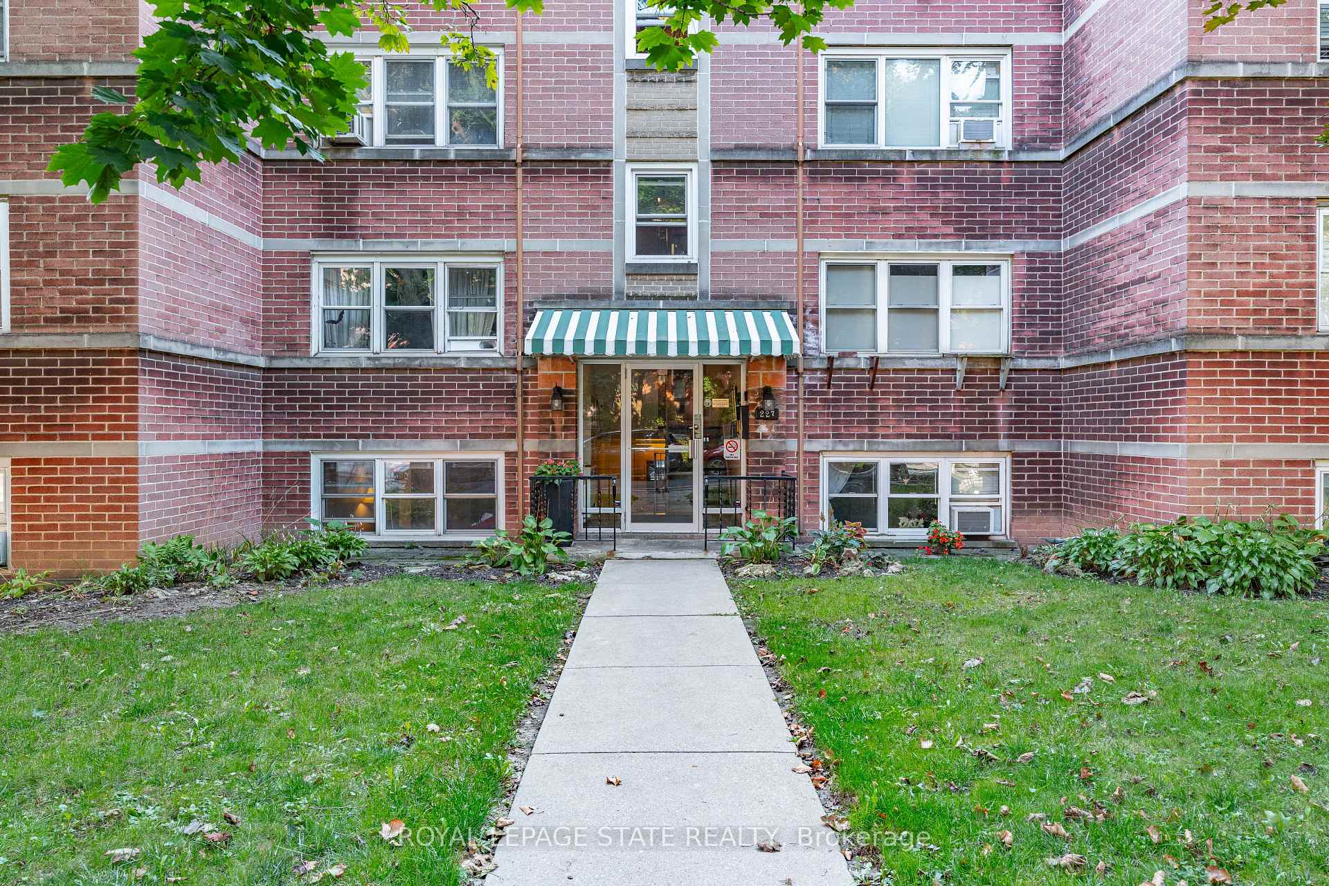 Photo 5 of Unit 14, 227 MacNab Street S, Hamilton, Durand — HOMEH