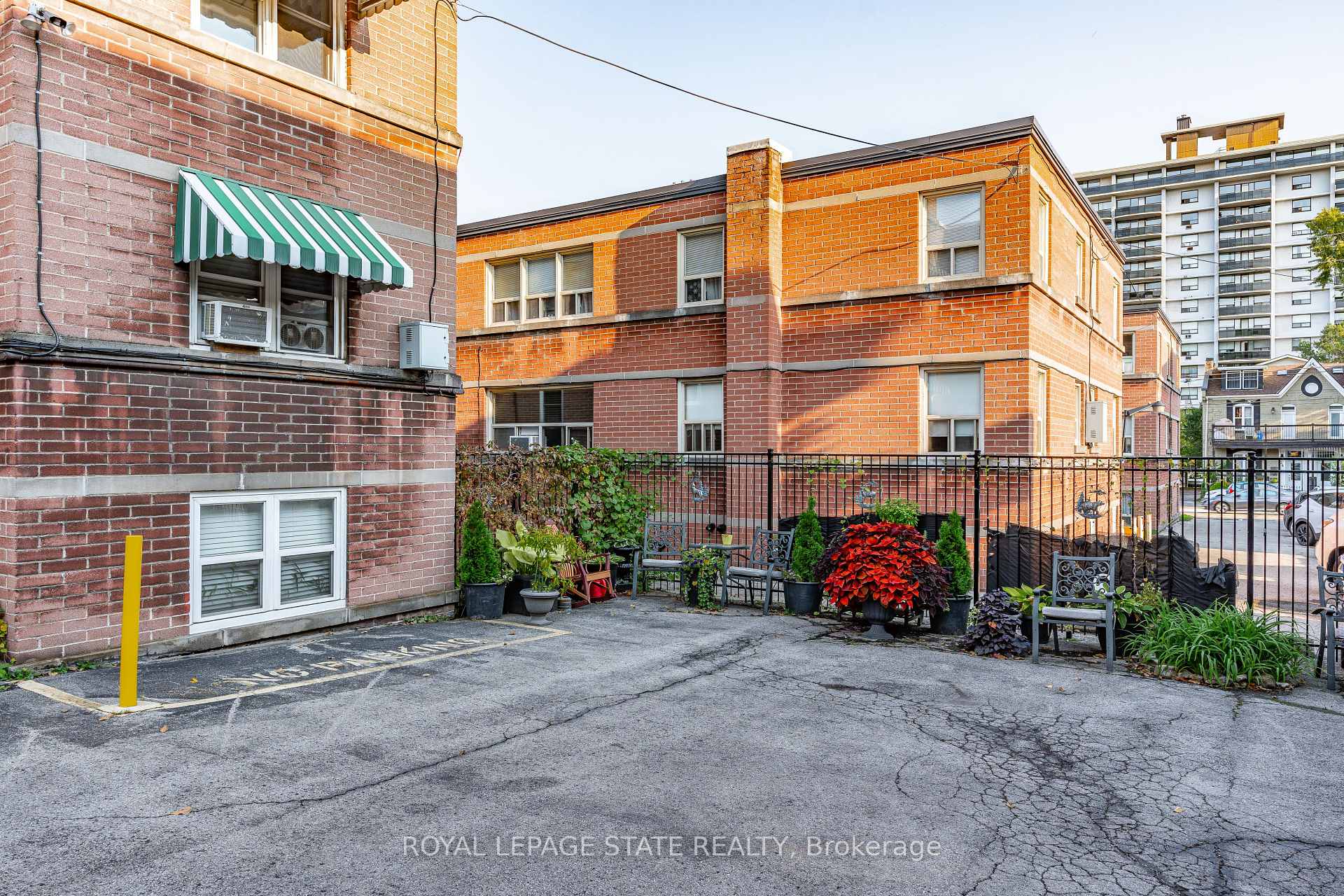 Photo 33 of Unit 14, 227 MacNab Street S, Hamilton, Durand — HOMEH