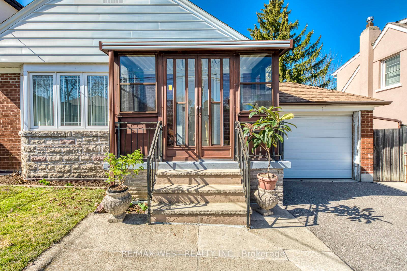 Photo 8 of 66 Prince Charles Drive, Toronto, Englemount-Lawrence — HOMEH