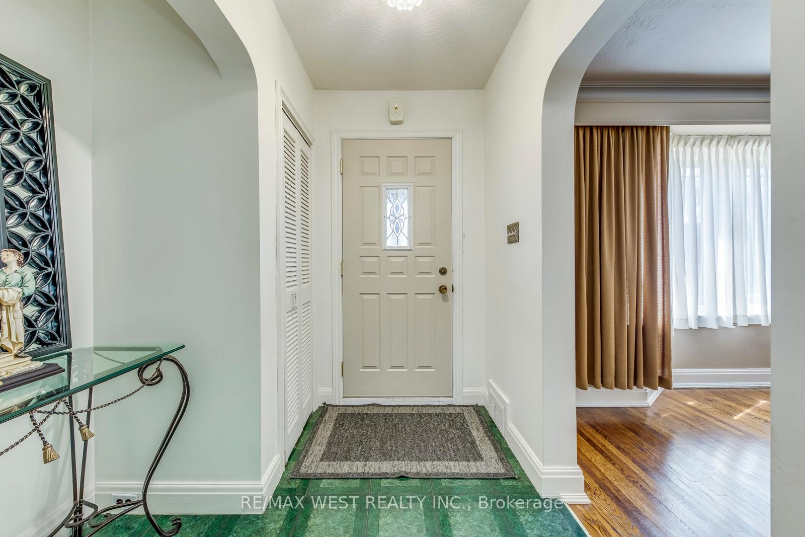Photo 5 of 66 Prince Charles Drive, Toronto, Englemount-Lawrence — HOMEH
