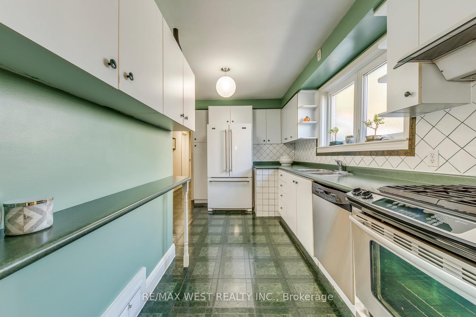 Photo 3 of 66 Prince Charles Drive, Toronto, Englemount-Lawrence — HOMEH