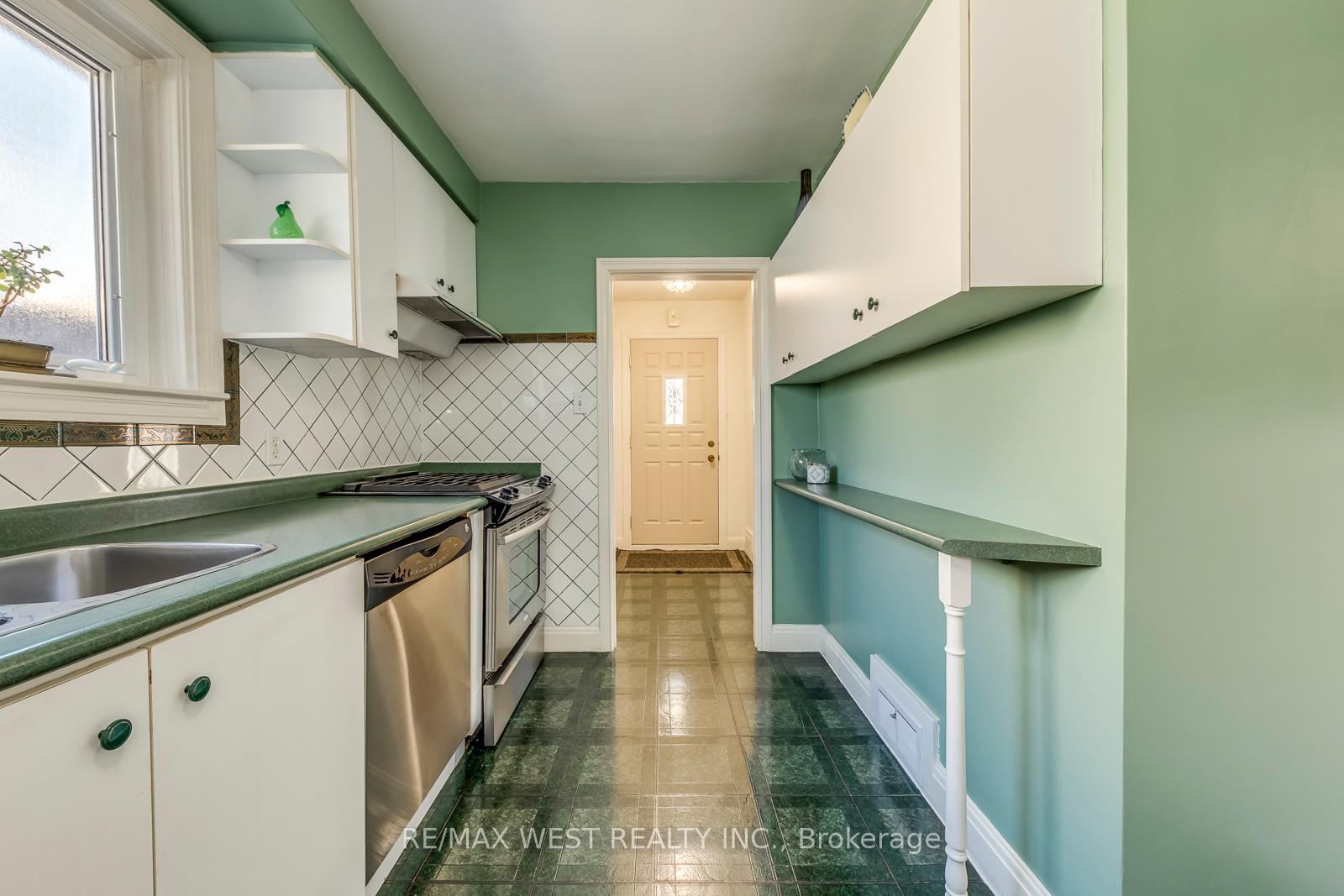 Photo 4 of 66 Prince Charles Drive, Toronto, Englemount-Lawrence — HOMEH